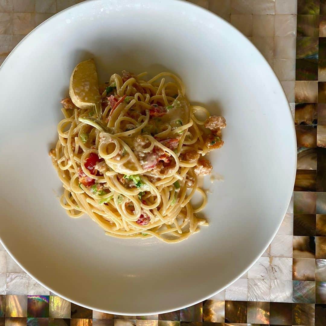 ポジリポのインスタグラム：「〜Weekly Pasta〜  【カブとエビラグーのクレマ】  オイルと塩をしてオーブンでじっくり焼き香ばしさとほっこり感が出たカブ。 玉ねぎソフリットとフライパンで焼いたエビを鶏ガラ、バターと一緒に煮込んだ海老のラグー 素材の美味しさがいい感じに生クリームに溶け込んだ一皿です。  ・ ・ ・ 〜Weekly Pizza〜   【カボチャとゴルゴンゾーラローズマリーのピッツァ】   ほくっとした感じと甘みを引き出したカボチャ そこにクセと塩気のあるゴルゴンゾーラを。 フィローネと生クリーム少々加えてカドをとりクリーミーに一体感を出しました。 上にはローストしたローズマリーマリネ。 仕上げにグアンチャーレを乗せてます。 強めの塩とビネガーの酸味でカボチャの輪郭、甘みをより鮮明に出したピッツァです。  ・ ・ ・ ※ランチタイムのチョイスでお選びいただけます ぜひ、お待ちしております！  #ポジリポ #ポジリポ沖縄 #沖縄ランチ #沖縄イタリアン #沖縄ピッツァ #沖縄パスタ #沖縄ワイン #沖縄グルメ #沖縄食材 #沖縄サンセット #沖縄夕日 #那覇空港 #沖縄旅行 #豊見城 #瀬長島 #ウミカジテラス #gotoキャンペーン #地域共通クーポン  #posillipo #okinawa #okinawatrip #okinawaitalian #okinawasunset #okinawalunch #senagajima  #tomigusuku #foodlover #foodie #goto #gotoeat」