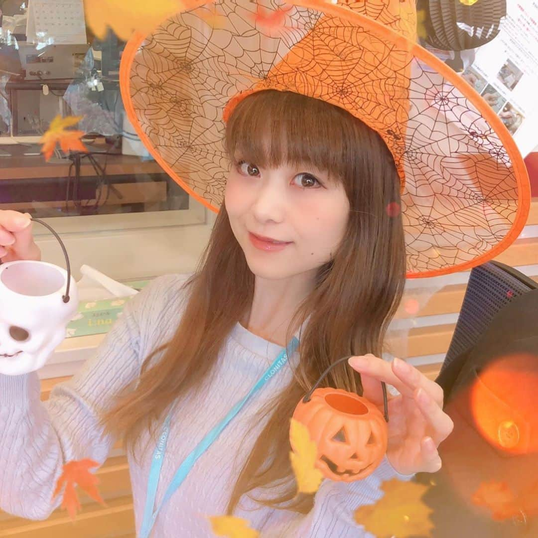 須賀由美子さんのインスタグラム写真 - (須賀由美子Instagram)「今日もbloominたくさんメッセージありがとー♡ バースデーメッセージも嬉しかったです。ありがとうございました♪先日可愛い4歳の甥っ子が 誕生日にモコモコスリッパを 30分もかけて選び、プレゼントしてくれました♪私のためにバースデーソングもうたってくれたよ♡可愛い♡ 将来どんなモテ男になるかな♡ #rberry #トチギノアサ」10月26日 9時09分 - tottiyumi