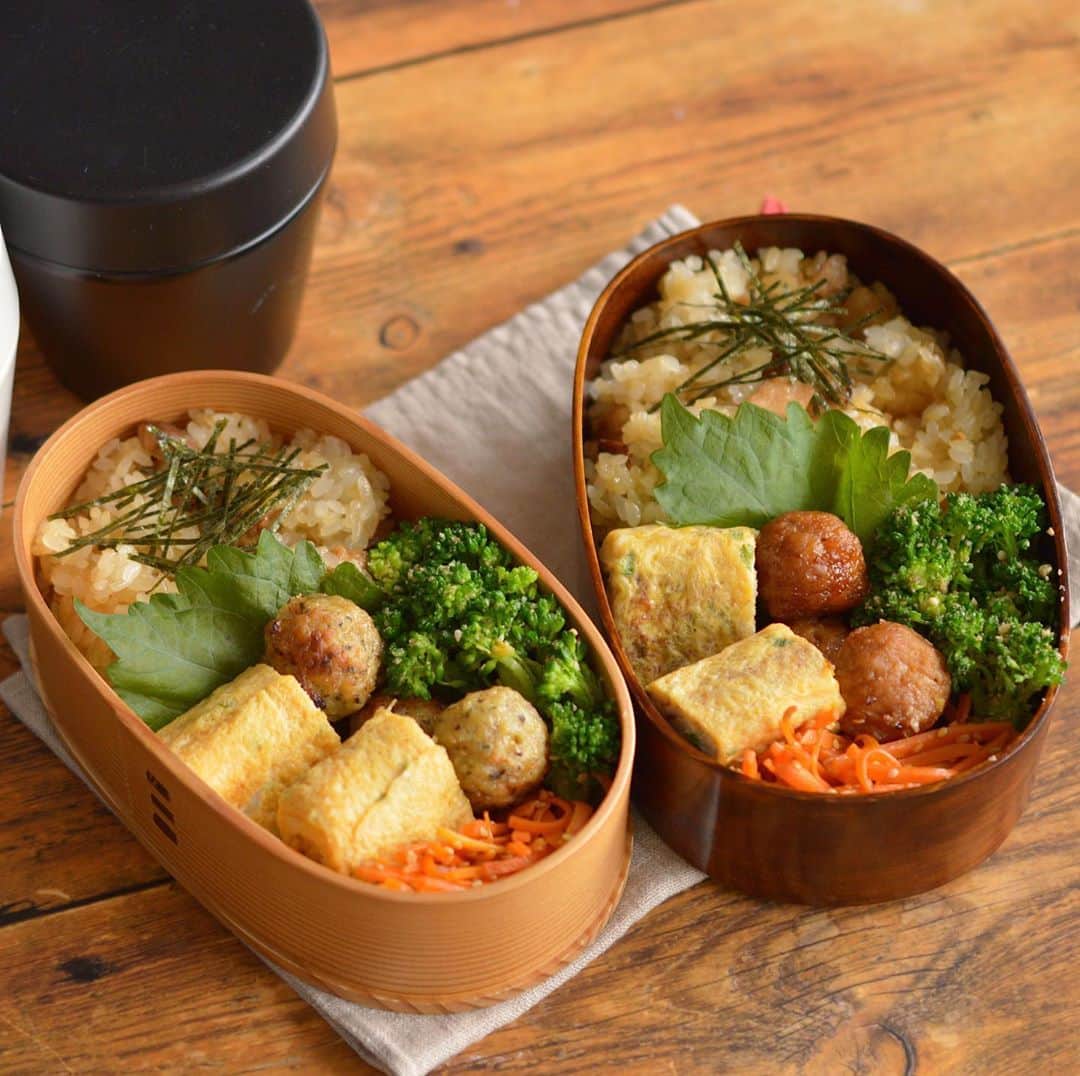 yukiyoのインスタグラム：「2020.10.26* ・ 今日のお弁当 ・ 松茸ご飯（おこわ・もちろん父が作りました） ネギとしらす入りだし巻き 青じそつくね（けんさんは普通のつくね） ブロッコリーごま和えはすりごまと白だしで和えてます 人参ごま炒め ・ お湯を入れるお味噌汁付き ・ ・ 土日はGoTo利用して宮城・峩々温泉に。 ・ 地域クーポン8,000円分もらったので たまご舎でお土産爆買いしました。 10,000円くらい。 ・ 私は産直に寄ってお野菜見ていて けんさん1人で車に運んだのですが すれ違ったカップルに 「見て！あの人1人であんなに買ってる！」 …と目を丸くされたそうです笑 ・ ・ ・ 次の温泉は12月 ほぼ地元の"行ってみたかったちょっとお高い宿"です。 ・ ・ さて今週も頑張りましょう〜 ・ ・ #お弁当 #obento #bento #lunch #lunchbox #onthetable #japanesefood #暮らし #曲げわっぱ #lin_stagrammer #ロカリ #おうちごはんLover #マカロニメイト #IGersJP #フーディーテーブル #松茸ご飯」