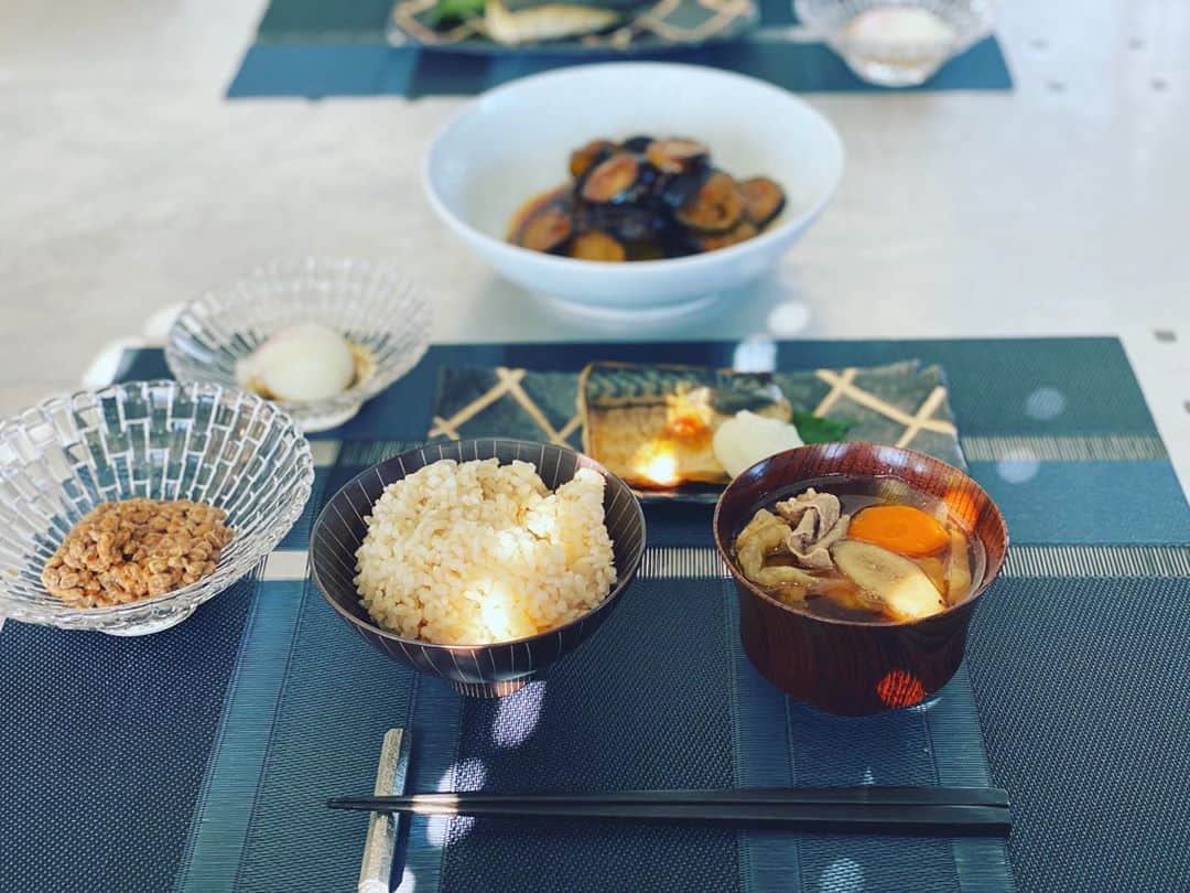 神崎恵さんのインスタグラム写真 - (神崎恵Instagram)「清々しい朝。 今週も、気持ちよく☺︎ いってらっしゃい🤲 いってきます。 #朝ごはん　卵納豆ごはんて最強　#納豆　は小粒がすき #玄米」10月26日 9時05分 - megumi_kanzaki