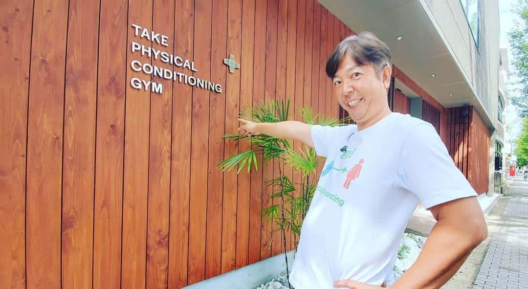 竹内弘一のインスタグラム：「KyobizX x TAKE PHYSICAL CONDITIONING GYM コラボ企画第２弾！コロナに負けない体づくり。始まりました！始まってしまいました。コロナ太り、コロナ痩せで体調を崩している方が多いなか、私もコロナ太りしてしまいました。ただコロナ禍においてハードなトレーニングをしてしまうと免疫が落ちます。運動をしなくても免疫は落ちます。適度な運動をしながら免疫を高く保ちながら体重や脂肪を落とそう！という企画です。単なるダイエットではありません。前回の企画のときは半年で４回も風邪を引きました。追い込むと免疫が落ちるというのは実感しました。(限界までトレーニングするアスリートは風邪引きやすい。)感染症に負けない体づくりを目指してがんばります！#kyobizx #テイクフィジカルコンディショニングジム」