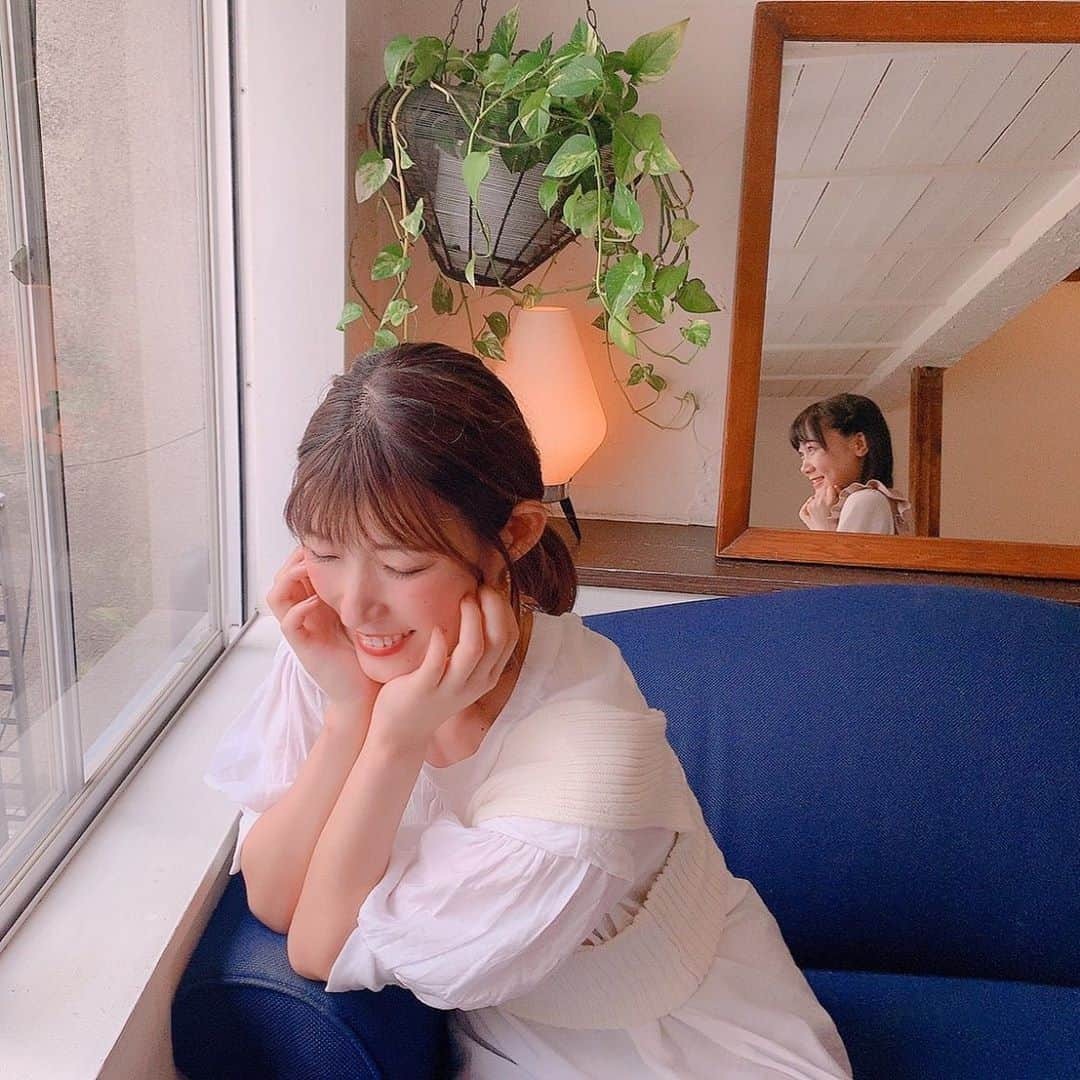 横田萌さんのインスタグラム写真 - (横田萌Instagram)「. . お気に入りの写真🤭💕﻿ ﻿ なかなか、﻿ 面白いよね〜（笑）  『鏡の中のゆうり📖』 ﻿ #鏡 #ミラー #ゆうり#姫路cafe #カフェ #cafe  #whoswhochico  #フーズフーチコ」10月26日 9時07分 - jaaamping