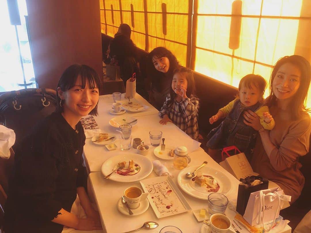 i_am_fukutaroさんのインスタグラム写真 - (i_am_fukutaroInstagram)「. コロナになって全然会えてなかったから もういつぶり🥺 . 若干緊張したし😂 でも楽しくて美味しくて 最高でした🥰 . お祝いもありがとう🥺🥺🥺✨ . 子供たちも可愛すぎた😣❤️ . また来月ね〜😇 . . . #lunch #女子会」10月26日 9時07分 - f___k9112