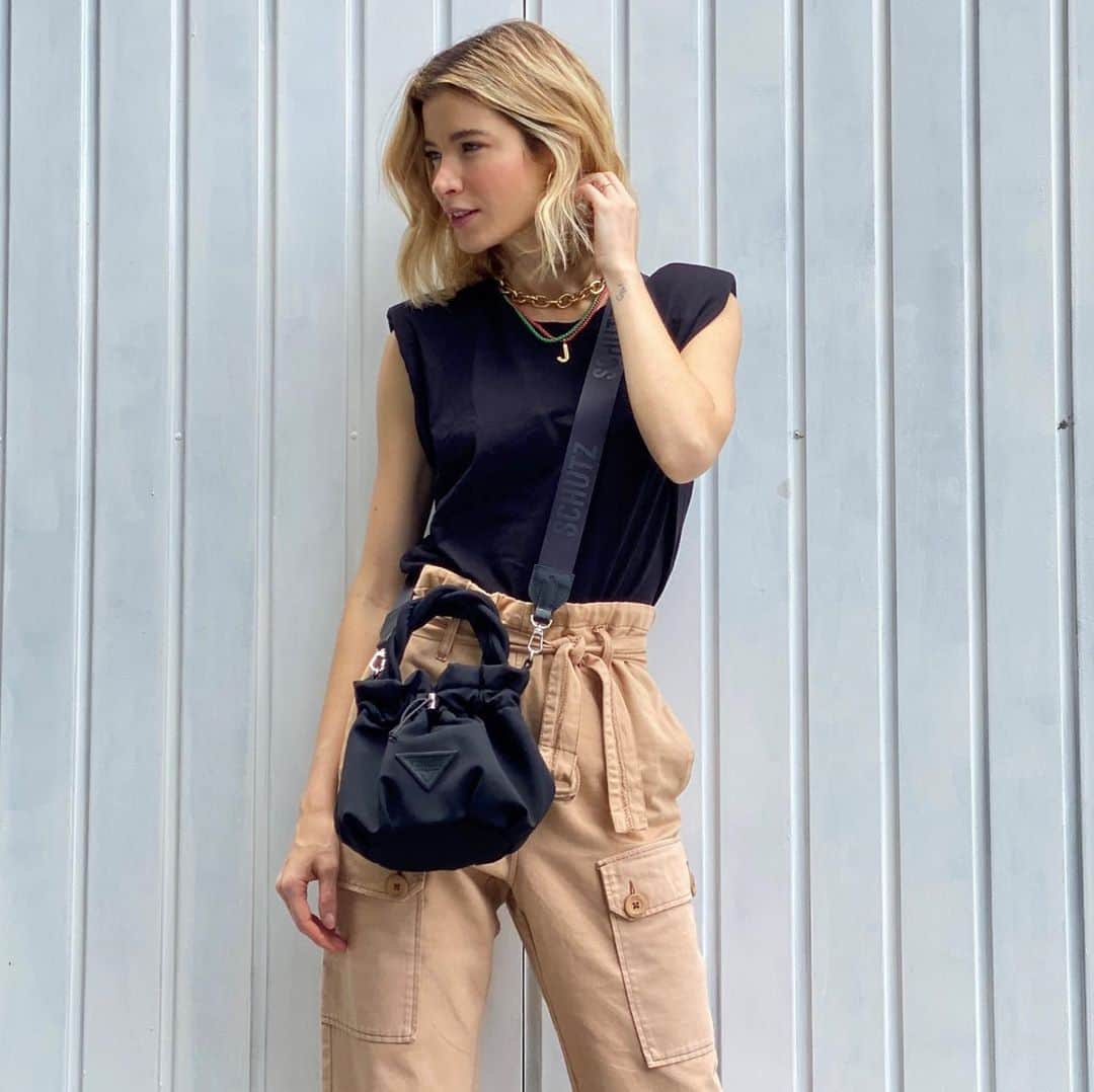 Schutzのインスタグラム：「NIGHT NIGHT with LOLLA 🖤 #inmyschutz #schutzlolla」