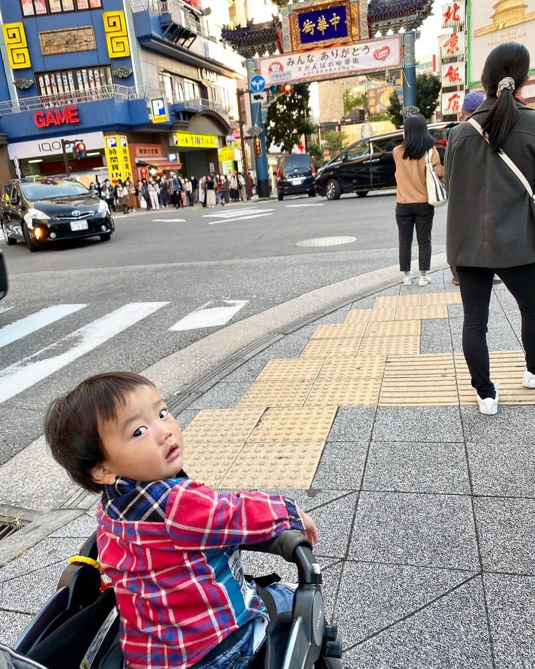 輝良まさとさんのインスタグラム写真 - (輝良まさとInstagram)「・ 昨日はみなとみらい界隈へお出掛け❣️ ・ ニトリへ行ってソファを購入し、そのあとはコスモワールドやシーバスに乗って山下公園へ行って沢山遊びました😊✨ ・ 慣れ親しんだ横浜の街が好きだから、来月末に離れるのは寂しいなぁと思っちゃいました😭 ・ 今日でぴったり引っ越し1ヶ月前💦 来月の26日に引っ越します💨 あと1ヶ月、たくさん思い出作っとこ😭👍❣️ ・ ・ ・ #家族#休日#お出掛け#みなとみらい#山下公園#横浜中華街#良く食べた#リフレッシュ#楽しかった#レインボーベビー#レインボーベビー真那人#令和元年ベビー#6月生まれ#1歳#1歳4ヶ月#赤ちゃん#赤ちゃんのいる生活#ままのて#ママリ#ベビフル#可愛い#愛おしい」10月26日 9時15分 - kirahama0703