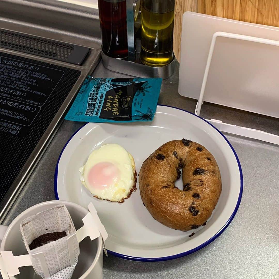 山本 絵里加のインスタグラム：「goodmorning🥣コストコラバー #ベーグル大きくて毎朝苦しい #バラエティパックコーヒー良すぎ#コストコ#costco」