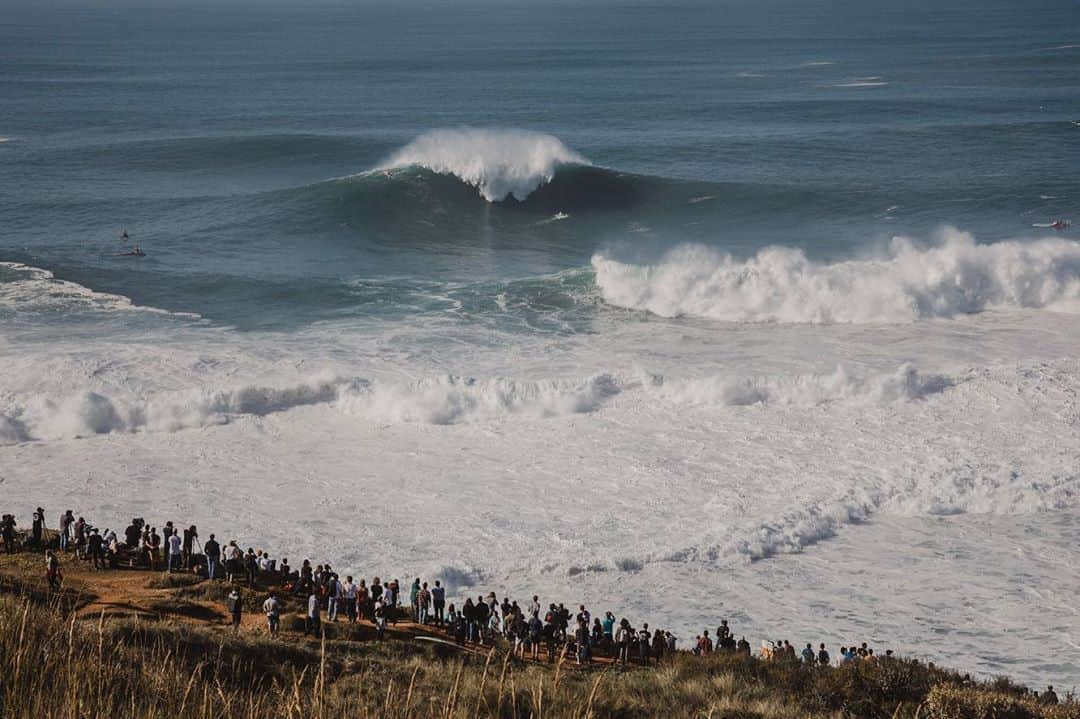 surflineさんのインスタグラム写真 - (surflineInstagram)「What’s a big-wave surfer to do this season? With travel limited, and no Big Wave Tour, the world’s best XXL chargers are in for a very strange northern hemisphere winter – that’s for sure. But that doesn’t mean there won’t be waves. With a massive, potentially record-setting swell en route to Nazaré, we caught up with a handful of elite big-wave surfers to hear about this bizarre season.⁣ 📷: @Miahklein⁣ -⁣ Hit the link in bio to read more.」10月26日 9時23分 - surfline