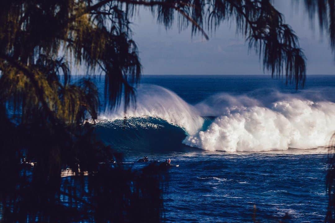 surflineさんのインスタグラム写真 - (surflineInstagram)「What’s a big-wave surfer to do this season? With travel limited, and no Big Wave Tour, the world’s best XXL chargers are in for a very strange northern hemisphere winter – that’s for sure. But that doesn’t mean there won’t be waves. With a massive, potentially record-setting swell en route to Nazaré, we caught up with a handful of elite big-wave surfers to hear about this bizarre season.⁣ 📷: @Miahklein⁣ -⁣ Hit the link in bio to read more.」10月26日 9時23分 - surfline