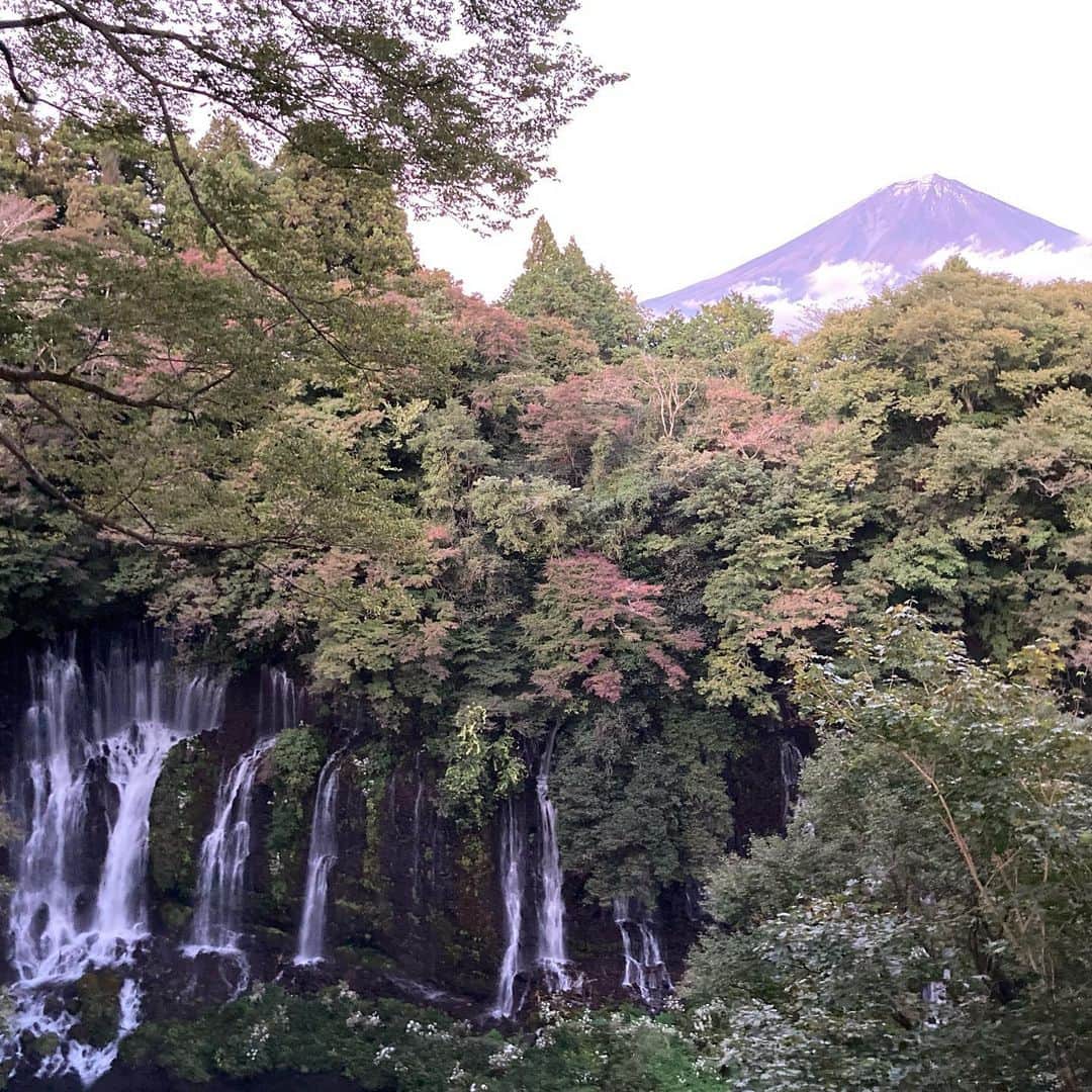 牧野克彦のインスタグラム：「高校の同級生を白糸の滝に案内しました。夕暮れ時、少しずつ紅葉も始まっていて美しかったです。　#白糸の滝　#富士山」