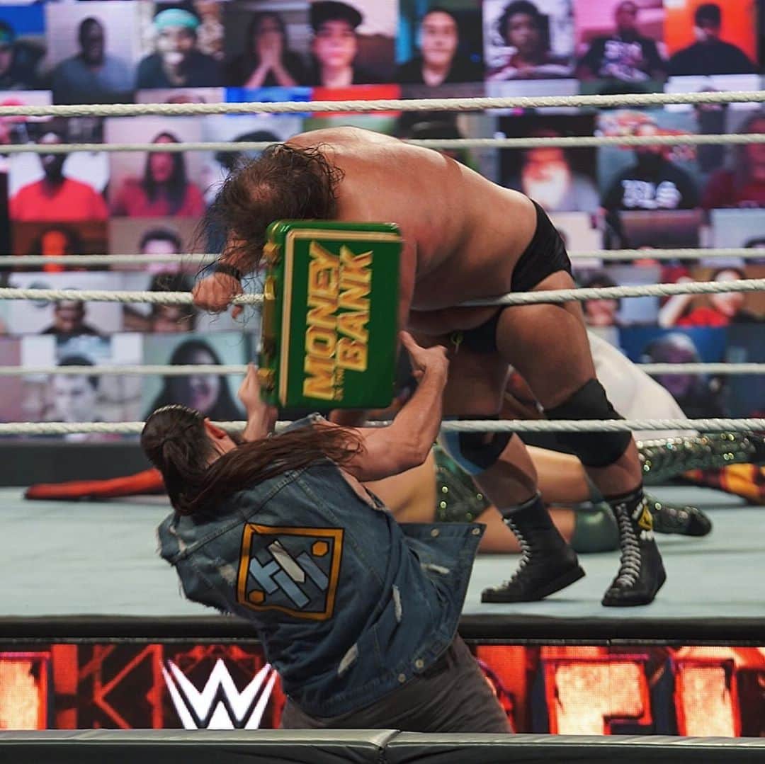 WWEさんのインスタグラム写真 - (WWEInstagram)「OMG 😱 @mikethemiz is now Mr. #MITB thanks to @tucker_wwe betraying @otis_wwe! #HIAC」10月26日 9時29分 - wwe