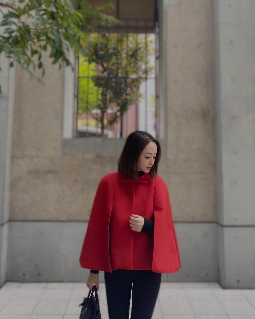 井上晃子さんのインスタグラム写真 - (井上晃子Instagram)「ribbon cape coat/red♥️  肩の丸みのあるフォルムと サイドから見たときの 裾のラウンドシルエットに拘りを。 360度どの角度からみても可愛い ケープ型デザインに仕上げました。  取り外し可能なリボンブローチは前でも、後ろでも、シンプルに無しでも♥️  red&blackの展開です。 今年も"記憶に残るコート"となりますように。  10/27(tue)21:00-new release🌙  #akiki#fw20#madeinjapan#redcoat」10月26日 9時32分 - akiki_2015