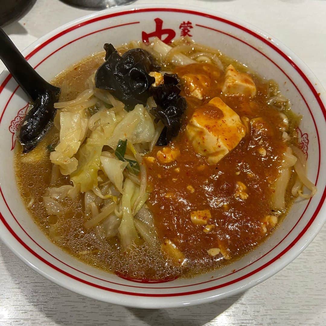 本城聡章のインスタグラム：「オハヨラ§ԾᴗԾ§  コロナなご時世になって以来🍜ラーメン屋に行く気分になれなかったのだけど先週ついに行ってみた😛いざ行こうと決めたら食べたい店が山ほどあって「どこにしよう…」と悩みに悩みまくり、ぐるりと一周回って #蒙古タンメン で落ち着いた😋 じつは #中本 十数年ぶり😏辛さがかなりマイルドになりましたね🤤  秋晴れ☀️月曜日…寒暖差に気をつけて健やかに😌  #本城聡章  #ラーメン #蒙古タンメン中本」