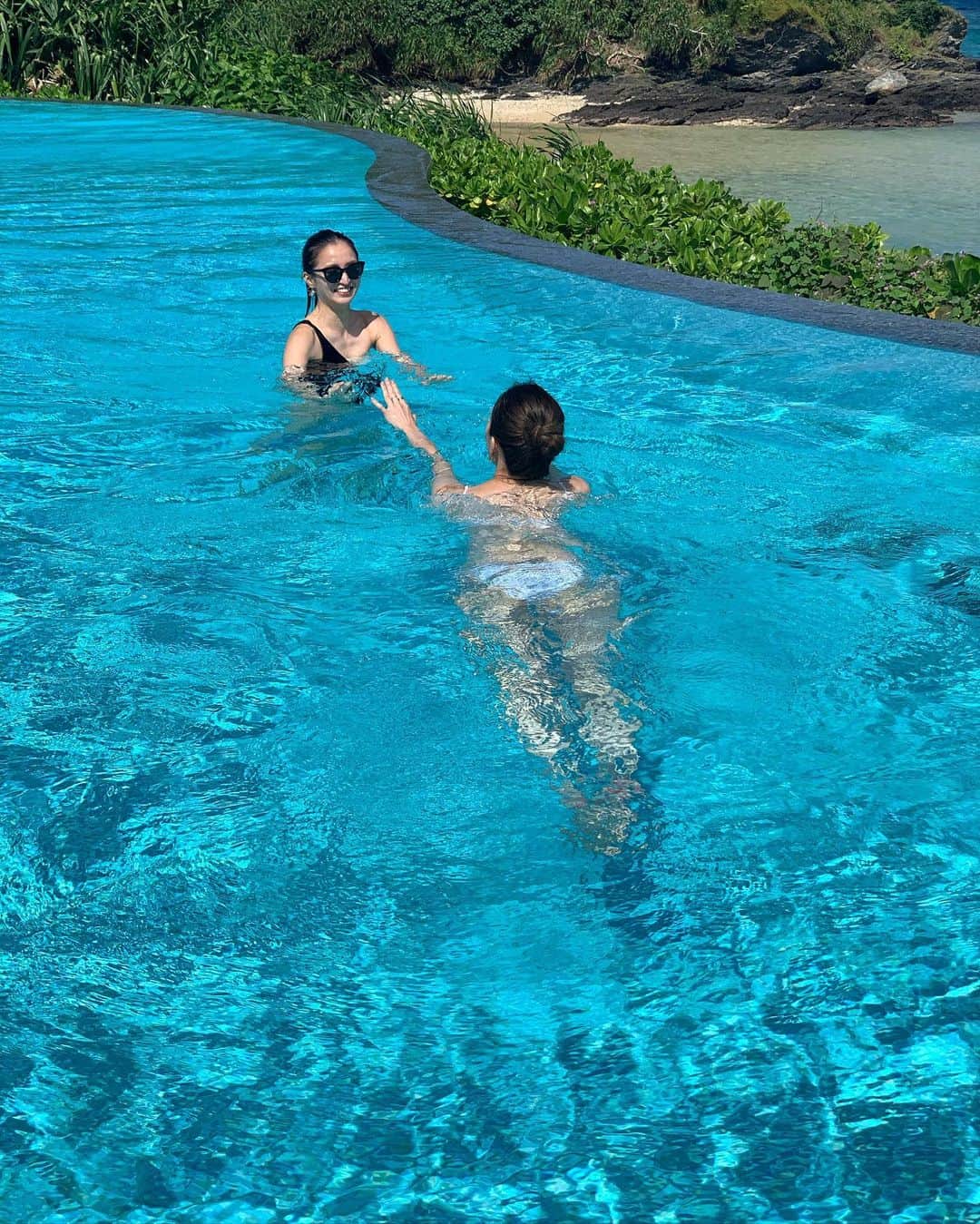 小嶋梨奈さんのインスタグラム写真 - (小嶋梨奈Instagram)「寒いと思ってたけど、 プールにも海にも入れマシタ✌︎ 海でぼーっとぷかぷか浮かんだり、 おさかなと一緒に泳いだり。 さいこうだったー！ 浄化されたわ〜😆笑 #沖縄 #海 #プール #okinawa」10月26日 9時45分 - corina_718