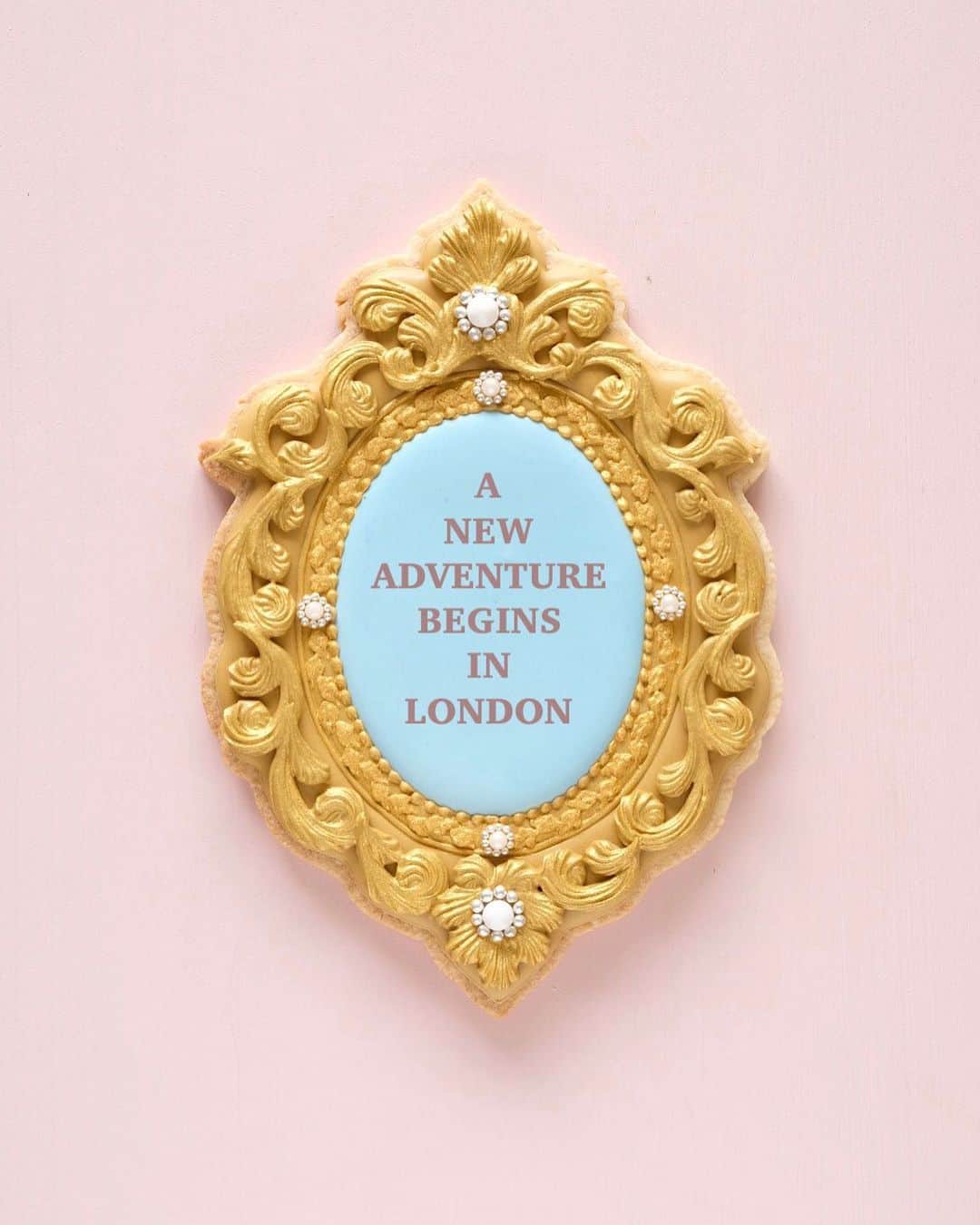 KUNIKAのインスタグラム：「I'm going to London to get married❃﻿ Our new adventure begins in new place...!!🇬🇧﻿ ﻿ いつもこのインスタグラムを見てくださっている皆様にご報告です。﻿ このたび、イギリスのロンドンに住んでいるアルバニア生まれの彼と籍を入れるため、明日からロンドンに拠点を移すことになりました🇬🇧﻿ ※まだ籍を入れるためにロンドンに行くだけなので、ちゃんと結婚できるよう、これからの長い(?)申請手続き頑張ります...!﻿ 突然のお知らせですが、こちらのインスタグラムは変わらずに作品をできるだけ毎日upする予定です🎂﻿ ﻿ YMSでロンドンへ行っていたときに、ビザがきれるギリギリで、まさかの出会いがありました。﻿ その後すぐに遠距離が始まり、たまにロンドンに行ってはまたすぐに離れ離れの繰り返しで、今年は8ヶ月ぶりに会います...!﻿ ﻿ 生まれた国が違うので、文化の違いや、考え方の違いなどに驚くことも多いですが、お互いを尊重して楽しんでいけたら良いなと思っています。﻿ また、コミュニケーションは英語なので、私の語学力では彼の全てを理解するのはまだ難しく、知らない部分もまだまだあると思うのですが😂﻿ 言葉ではなく人間性・心の部分に惹かれたので、自分の直感を信じます❃﻿英語の勉強、しなくちゃ。 ﻿ 一年前に帰国して、ようやく日本での生活に慣れたころですが、久しぶりにロンドンでの生活が始まります。﻿ 家族やお友達にすぐ会えなくなってしまうのが寂しく、このまま日本にいたい気持ちもあるのですが、きっといつか行き来しやすい未来がくると信じて行くことにします。﻿ ﻿ ロンドンでも個展したいし、また日本でも個展したいな〜！﻿ 作品制作はこれからも続けていきますが、その先のやりたい事はとりあえず新しい生活に慣れてから考えていきたいと思ってます。﻿ またいつかロンドンツアーもできたら良いな。﻿ ﻿ 人生の新たな章が始まりますが、どこに行ってもこれからもマイペースに私らしく、生きていきたいな。﻿ 長文になってしまいましたが、ここまで読んでくださった皆様、ありがとうございます。﻿ ﻿ IGTVに残したライブは今日中で消してしまうので、こちらにコメントしていただけたら嬉しいです！🙇‍♂️﻿ ↑すでにそちらに書いていただいたコメントはスクショします✨ありがとうございます🤍﻿ 昨日のライブ中にも、沢山のあたたかいお言葉をありがとうございました🤍﻿ 不慣れですが、文章だけでは遠い気がしたので、ライブさせていただきました🌞﻿ ﻿ これからもどうぞ、よろしくお願いいたします。﻿ ﻿ #artofkunika」