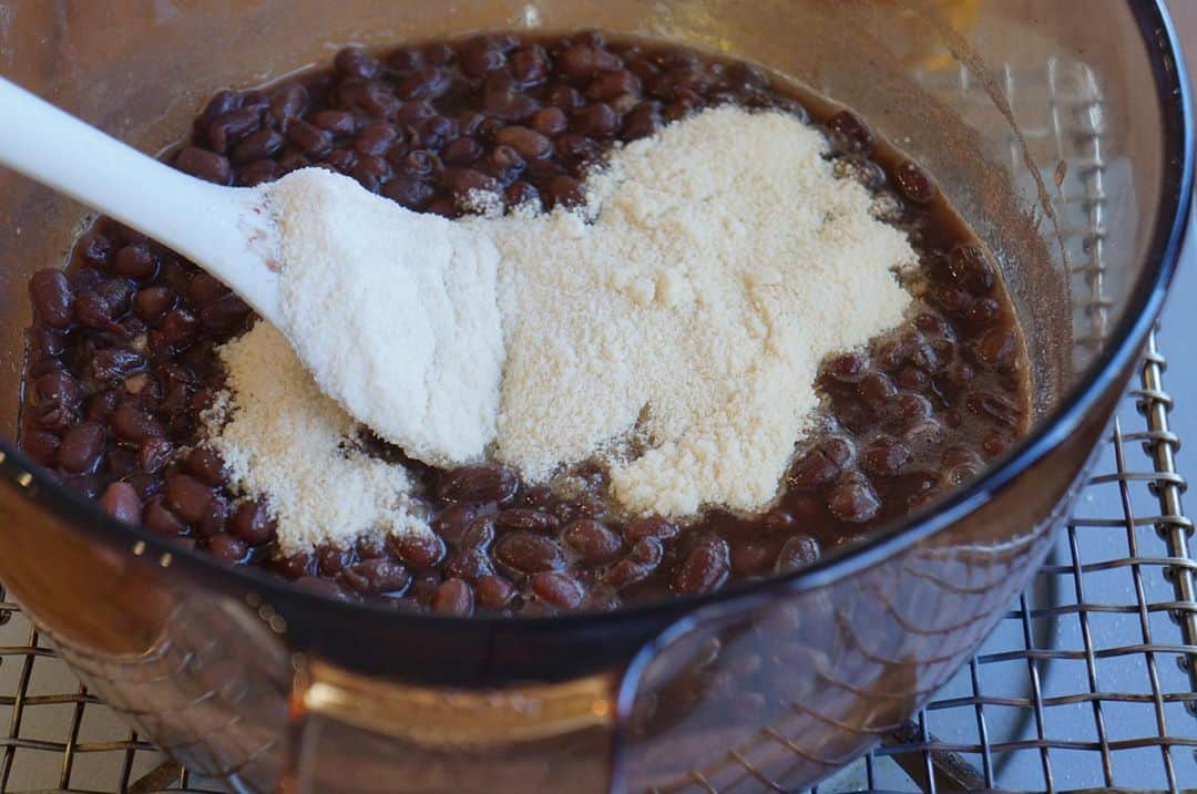 鈴木あすなのインスタグラム：「子ども料理教室9月。 . 小豆からコトコト炊いて丁寧なあんこ作り。 . バターも作って、ふわふわコッペパンも作る。 これぞ、究極のあんバターサンド。 . 休日にあんバターサンドを作るっていう予定もいいな。 . 樹木希林さん主演の映画「あん」を観て、あんこをまた炊きたくなった今日この頃。 . #管理栄養士名古屋 #子供料理教室名古屋　#習い事#子供料理教室」