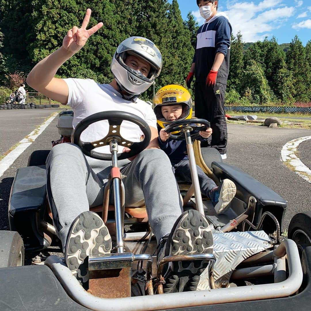 小堀ケネスさんのインスタグラム写真 - (小堀ケネスInstagram)「Went on a Daddy and Son trip and had a blast!  We went to @edowonderland_official and traveled back in time, drove go-carts, rode horses, ate great food and relaxed in the onsen.  Thank You Boys!!  先週末はパパ旅に行ってきました！日光江戸村で忍者になって、ゴーカート体験して、お馬さんに乗って、美味しいもの食べて、温泉でリフレッシュしました！おかげさまで今週末も頑張れます！ @edowonderland_official の皆さん楽しい思いで本当にありがとうございました！🙏  #notdrunk #daddyandson #littledean #friends #greattimes #パパ旅#最高#ディーン君#ハッピー#パパ#ハッピー  @luca.fantin  @papipapitos  @edowonderland_official」10月26日 9時53分 - kenkob0903