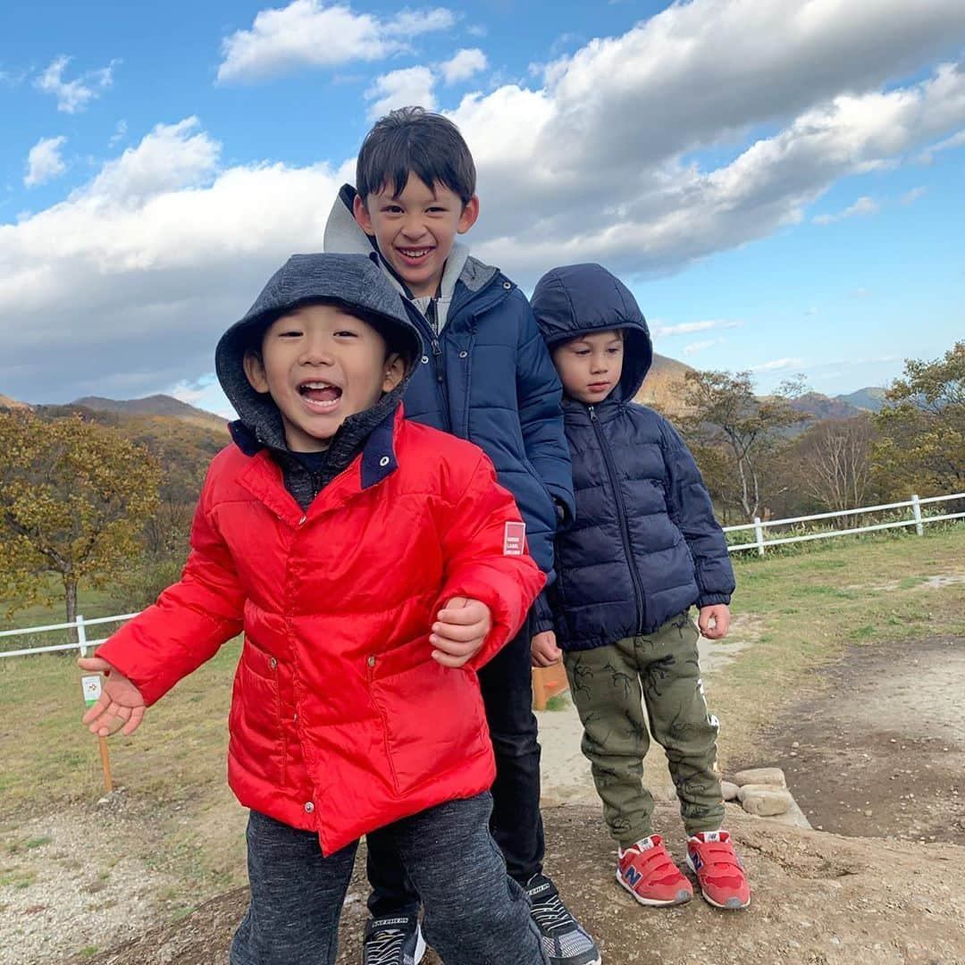 小堀ケネスさんのインスタグラム写真 - (小堀ケネスInstagram)「Went on a Daddy and Son trip and had a blast!  We went to @edowonderland_official and traveled back in time, drove go-carts, rode horses, ate great food and relaxed in the onsen.  Thank You Boys!!  先週末はパパ旅に行ってきました！日光江戸村で忍者になって、ゴーカート体験して、お馬さんに乗って、美味しいもの食べて、温泉でリフレッシュしました！おかげさまで今週末も頑張れます！ @edowonderland_official の皆さん楽しい思いで本当にありがとうございました！🙏  #notdrunk #daddyandson #littledean #friends #greattimes #パパ旅#最高#ディーン君#ハッピー#パパ#ハッピー  @luca.fantin  @papipapitos  @edowonderland_official」10月26日 9時53分 - kenkob0903