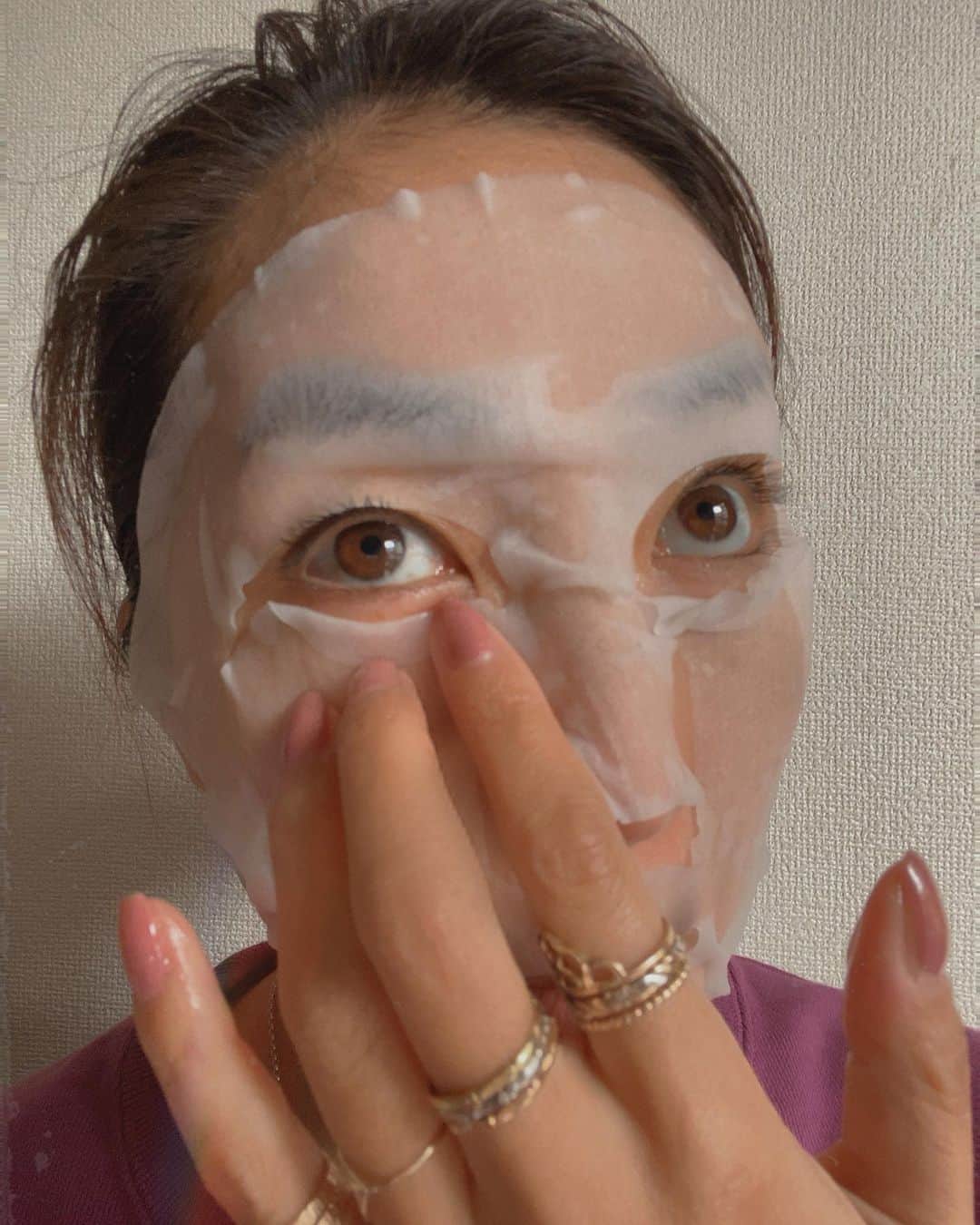 堀舞紀のインスタグラム：「🧧🍃 . . . 日本で昔から愛用されていた"楮(コウゾ)"...紙。 土佐で作り出される強く、柔らかく、吸水性の高い化粧紙。 . . いまぢゃ生産量もとても減ってしまったみたいだけどその"和紙"を使用した フェイスマスクを使ってみてます👀 . . この "りぐる夢美肌マスクシリーズ" は3種類のマスク入りで、 ✔︎エイジングケア ✔︎W保湿 ✔︎ハリ弾力 と大人に嬉しい内容👵🏾 . どれもとっても贅沢な成分が入ってる！ シットリとした肌になるから 朝お化粧前に使ってます。 . . パッケージが可愛くてプレゼントに とってもおススメしちゃう！！  . . エイジング美活肌と、 W保湿ご褒美肌は使ってみてシットリ♪いい感じだったので 今日は、ハリ弾力のきらり肌使ってみようかな〜 . . 高知で作られる伝統和紙のフェイスマスク！！ピタッと優しい密着感体感してみてね♡ . . . @riguru33  #りぐる　#高知　#pr #土佐和紙 #楮　#よさこい　#スキンケア　#フェイスパック　#フェイスマスク #よさこい美人 #になれるかも #シートマスク」