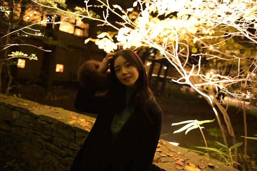 葉山柚子のインスタグラム：「ライトアップが綺麗でした💡🍁 #軽井沢高原教会 #紅葉」