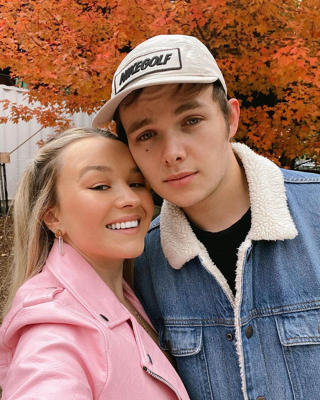 トーリ・ウェブスターのインスタグラム：「the seasons have changed and so have we 🤎🍂🍁 @adammadrzyk」