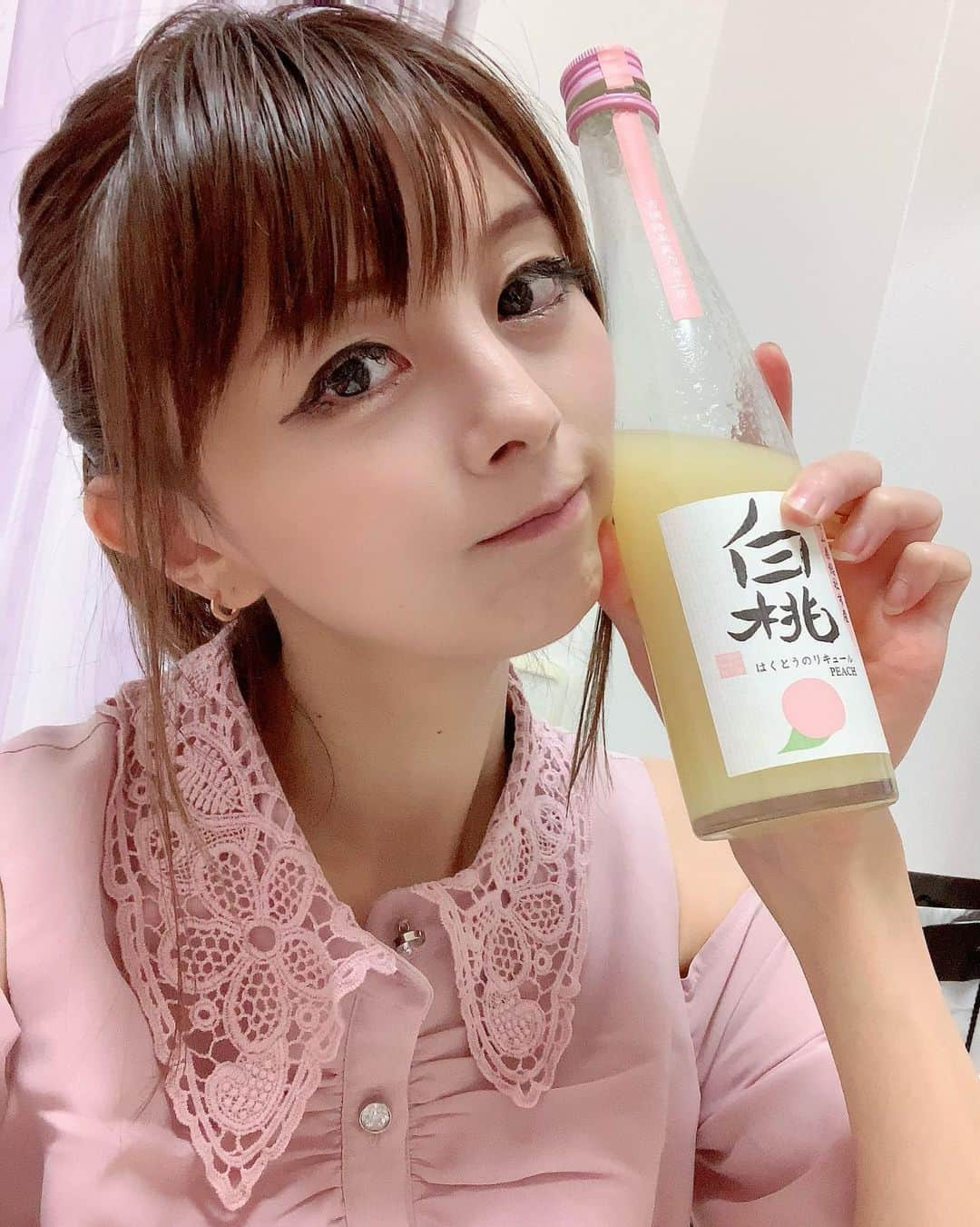 satomiさんのインスタグラム写真 - (satomiInstagram)「☺︎おうち飲み🍸☺︎ ・ ・ 1番好きなフルーツは桃🍑🍑 (@relapo_coupon)で見つけた岡山の名産「清水白桃」を丸ごと使っているお酒♡ ヨイキゲン様の白桃のリキュールGET💕  ・ 桃の甘みが強くて香りも良い🤤🤤 完熟桃をそのまま食べているみたい🍑 ・ ジュース感覚で飲んじゃうので飲み過ぎに 気をつけないと⚠️🥺🥺 ・ おつまみはヘルシーに大豆ミール😏 ・ #ヨイキゲン #白桃リキュール #清水白桃 #完熟桃 #桃のリキュール #吉備路 #岡山 #岡山グルメ #お酒好きな人と繋がりたい #宅飲み #おうち飲み #飲むスイーツ #甘いお酒 #ソーダ割り #桃好き #桃好きにはたまらない #手作りカクテル #まったり時間 #リラポ #pr #ダイエット女子　#大豆のお肉　#大豆ミール」10月26日 10時02分 - saatoomii47