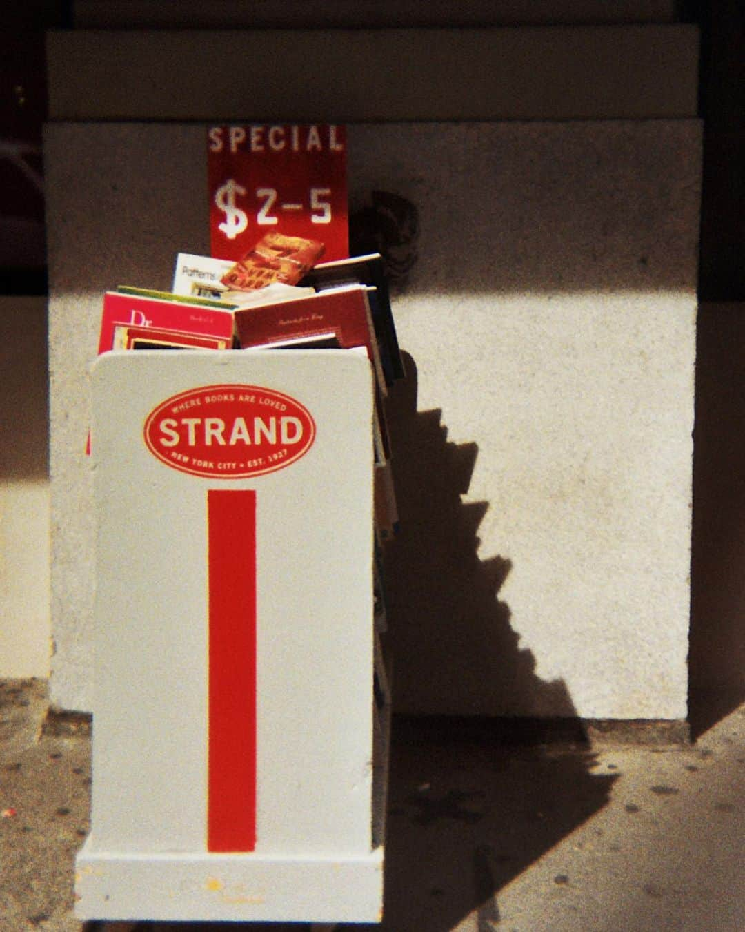 TABLO さんのインスタグラム写真 - (TABLO Instagram)「The Strand was a hangout of mine since I was just a kid out of high school visiting New York City for the first time. Many of the books that were absorbed into who I was then and are woven into who I am now were quietly waiting for me there. I hope I can visit again during Epik High’s next NYC show. If you’re in New York, please help #savethestrand. Thanks.  photo by @kimokim」10月26日 9時56分 - blobyblo