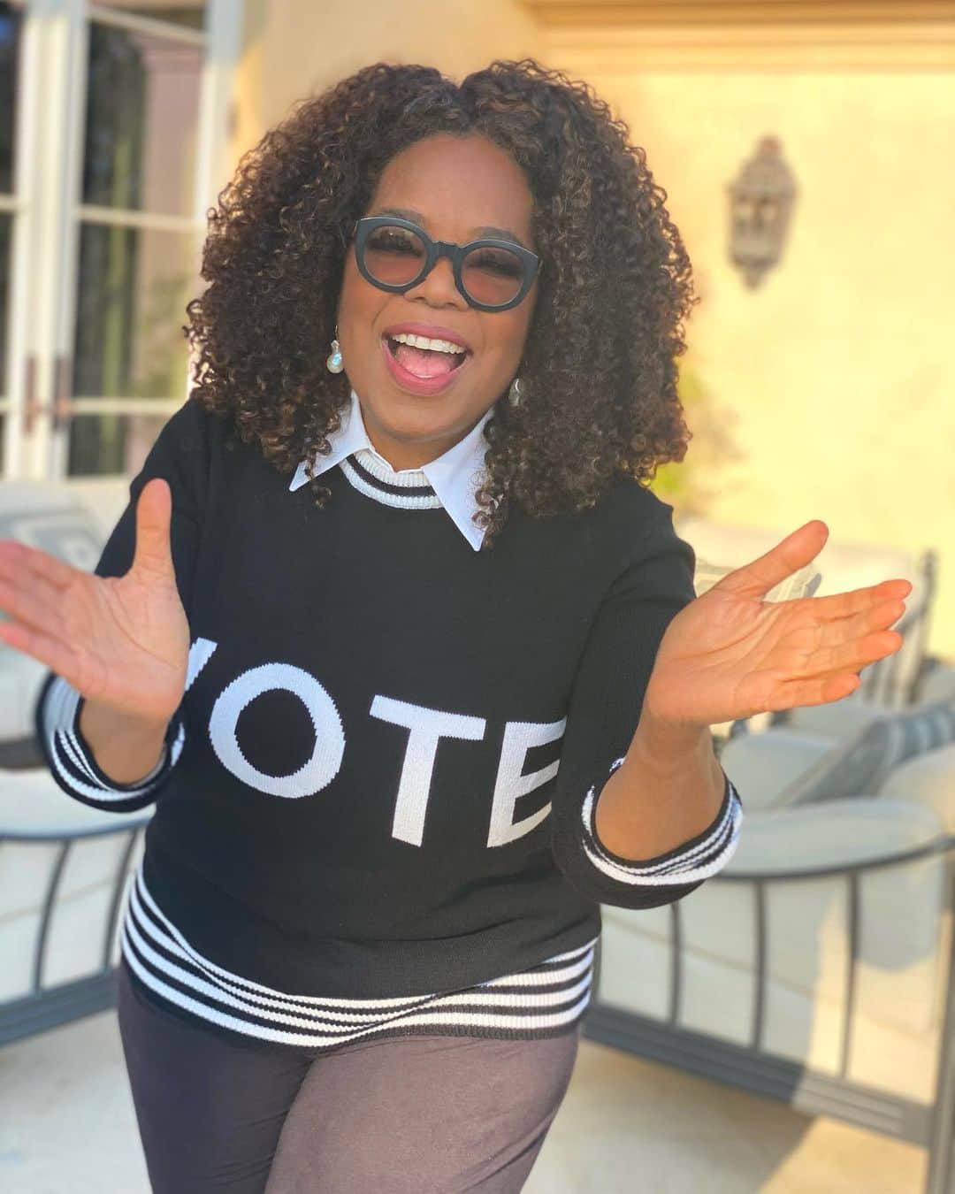 オプラ・ウィンフリーのインスタグラム：「The countdown is on y’all! With a little over a week until Election Day, I wanted to talk to local voters, thought leaders, and voting rights experts across the nation so we’re all fully prepared to cast our vote as a country. We’ll be headed to Wisconsin, North Carolina, Michigan, Minnesota, Ohio, Pennsylvania, and South Carolina starting tomorrow 10/26 at 8 PM EST. Sign up in advance for the free virtual conversation by going to zoomwithoprah.com and swipe right for the full schedule. Let’s get zoomin’—and to the polls! #OWNYourVote 🗳🇺🇸」