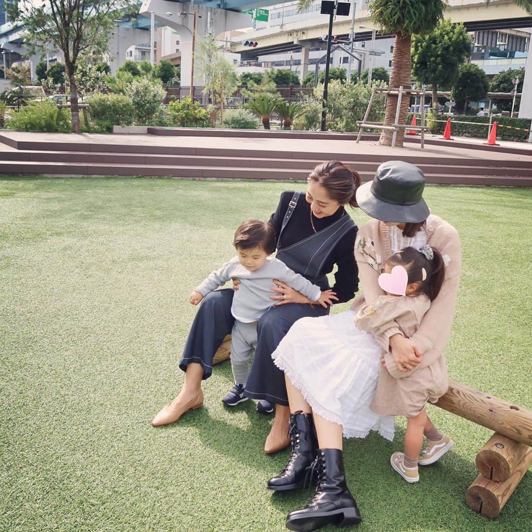 小川ひとみさんのインスタグラム写真 - (小川ひとみInstagram)「楽しかったPlayDate🎡 同じ歳の２人、 お喋りがとっても上手な彼女に 喃語たっぷりでお返事している姿が 可愛かった🥰 追いかける合間に みほといろんな話が出来て playdateって幸せ💯🌈 @miho0319kawahito  #love #１歳９ヶ月」10月26日 9時57分 - hitomy220