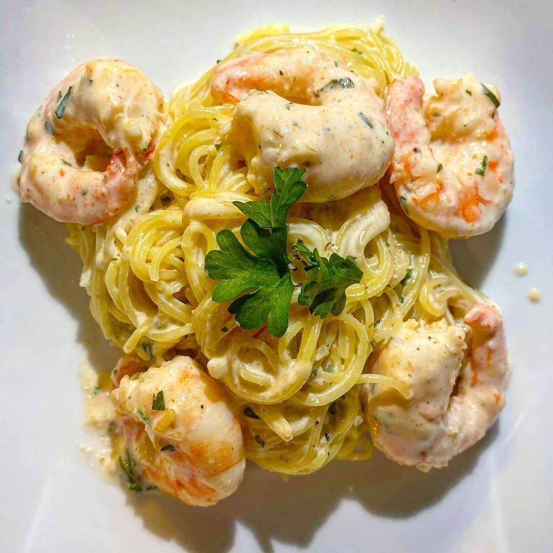 Flavorgod Seasoningsさんのインスタグラム写真 - (Flavorgod SeasoningsInstagram)「Homemade shrimp Alfredo, seasoned with @flavorgod garlic lovers seasoning 🔥 🔥⁠ -⁠ KETO friendly flavors available here ⬇️⁠ Click link in the bio -> @flavorgod⁠ www.flavorgod.com⁠ -⁠ Dm @platesbykandt for full recipe⁠ -⁠ @flavorgod garlic lovers⁠ @simpletruth4u shrimp jumbo⁠ @landolakesktchn heavy cream⁠ @krogerco parsley⁠ @barillaus angel hair⁠ • minced garlic⁠ -⁠ Flavor God Seasonings are:⁠ 💥ZERO CALORIES PER SERVING⁠ 🔥0 SUGAR PER SERVING ⁠ 💥GLUTEN FREE⁠ 🔥KETO FRIENDLY⁠ 💥PALEO FRIENDLY⁠ -⁠ #food #foodie #flavorgod #seasonings #glutenfree #mealprep #seasonings #breakfast #lunch #dinner #yummy #delicious #foodporn」10月26日 10時01分 - flavorgod
