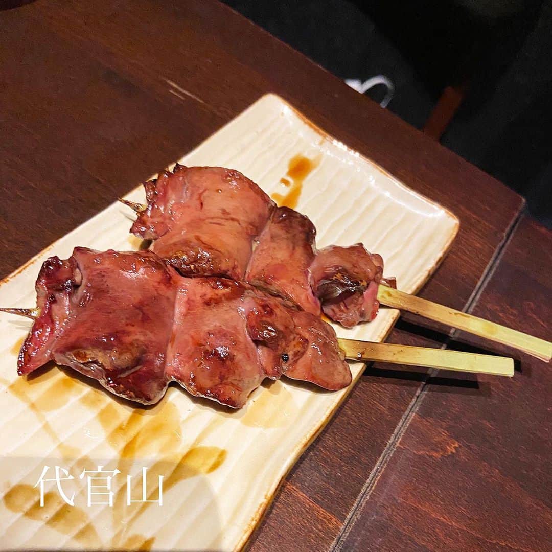 のインスタグラム：「🐬鳥とう🌱 食べログ3.54 代官山、恵比寿から歩いて5分 ． 入りやすい感じの焼き鳥屋さんー！駅から遠いのにお客さんたくさんはいってた！ 焼き鳥おいしすぎた🕊✌️ あとしいたけの、汁も味がしみこんでてほんとうにおいしかった〜🐶 ちょうちん食べたかったのに売り切れだった😂 私は焼鳥のはつがだいすきでーす💖💡 ．  #東京グルメ#東京ディナー#東京観光#東京カフェ#洋食#instagood#fff#lfl#インスタ映え #表参道カフェ#渋谷グルメ#東京カフェ巡り#焼肉#代官山グルメ#焼鳥 #グルメスタグラム#三軒茶屋カフェ#吉祥寺カフェ#西麻布グルメ#東京コース料理#神泉グルメ#銀座グルメ#食べログ #表参道グルメ#グルメ好きな人と繋がりたい#フォロー返し#東京カフェランチ#焼鳥好きな人と繋がりたい#東京焼鳥#代官山ディナー」
