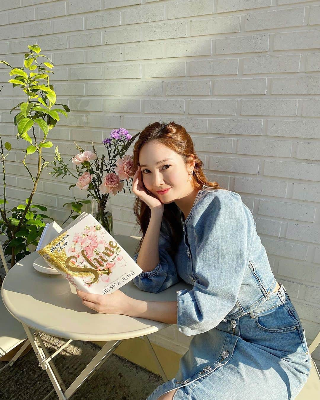 ジェシカ さんのインスタグラム写真 - (ジェシカ Instagram)「Shine o’clock 🕰📖🌤✨ #readSHINE #SHINEeveryday」10月26日 15時28分 - jessica.syj