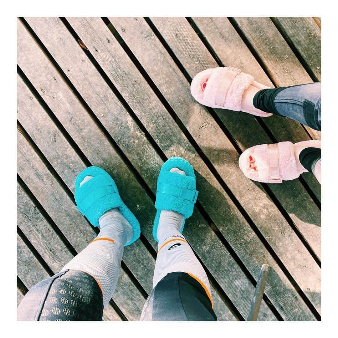 鈴木紗理奈さんのインスタグラム写真 - (鈴木紗理奈Instagram)「乗馬クラブの友達と @ugg のサンダルおそろにした ❤︎❤︎  履き心地やば。 めっちゃ気持ちいい。 これぞUgg  @uggjapan   #uggサンダル」10月26日 15時30分 - munehirovoice