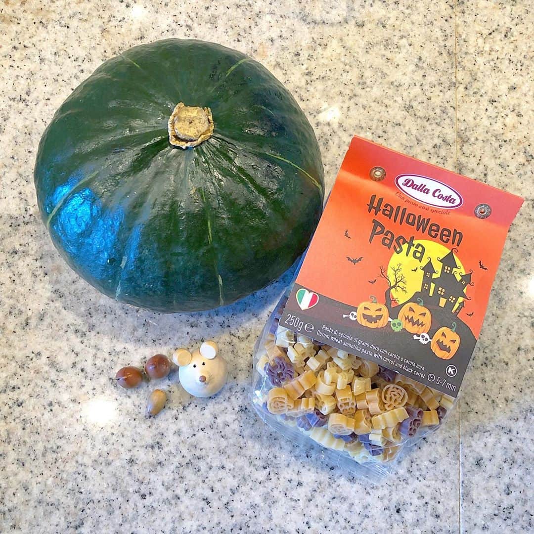 榊山敬代のインスタグラム：「🎃👻🦇🧙‍♀️🕷… . 週末はハロウィンモードで カワイイアイテム発見の巻  パスタはハロウィンバージョンにて 魔女さんカボチャさんコウモリさん いろいろな種類がつまっていまして カワイイなぁとこども心にもどる時  オバケのポテチも買いましたが 食べてしまい記録し忘れたけど ハロウィンアイテムはかわゆい  このカボチャは食べるつもりで 購入しましたが器にどうかなと  予定を変更してくり抜いてみたのだけど なかなか丁度良い器に変身したのでした  くり抜いた中身の実は パスタのソースへ変身  🎃🍝👏…  パスタへ変身しました模様は  つづく…  ・ ・　 ・ #おうちごはん 工夫 #おうち大好き #enjoyhome ・ ・  #おうちハロウィン ・ ・ #Autumn #食欲の秋 #ハロウィンメニュー #カボチャ #pumpkin #🎃 #ランチ #lunch #ランチパスタ  #かわいい #ハロウィン #Halloween #おうちごはん  #pasta #food #artist #cooking  #日本画家 の #お料理こんなもん」