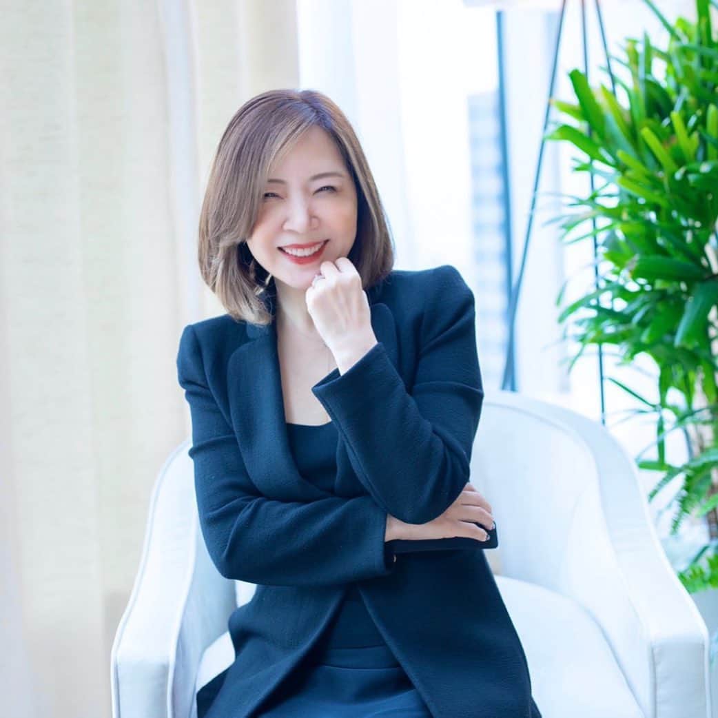 ヒロコグレースのインスタグラム：「人は恐れによって何かに執着する。﻿ ﻿ ﻿ その執着は、時として、﻿ 自分の想いと逆走する。﻿ ﻿ ﻿ でもねっ﻿ それを無視することに慣れっ子に﻿ なっている自分がいる。﻿ ﻿ ﻿ キャー﻿ (ﾟoﾟ;;💦 それを当たり前にしないで！！！！﻿ ﻿ ﻿ 安泰で安心な世界観を手放し、﻿ 未知の世界へ不安だけど、﻿ 冒険に出たとき、﻿ 本当の自分と出会い、﻿ 心が満たされるんだよっ﻿ ﻿ ﻿ 私は、50年以上の人生の中で、﻿ このことを幾度となく経験してきた。﻿ ﻿ ﻿ もう一度繰り返すよっ﻿ 自分が妄想で作り上げた恐れによって 執着が生まれている。 その妄想&恐れがある限り、﻿ 自分の本当の願いは叶えられない。﻿ ﻿ ﻿ 3年後、5年後も、﻿ 同じ事で悩んでいたい？？？﻿ ﻿ ﻿ モヤっは、執着を外すサインだよっ﻿ ﻿妄想執着は外すと、 軽やか人生がやってくる。 手放してみない？ 幸せと逆走する思考を♡  ---------------------------------------﻿ ﻿ Diploma class﻿ ・24期 2020年9月 平日クラス(満席)﻿ ・25期 2020年9月 週末クラス(満席)﻿ ・26期 2021年1月 週末クラス(先行募集)﻿ ﻿ Diploma卒業生向け﻿ ・10月開講　13期Masterクラス（満席）﻿ ・  9月開講　3期スキルアップ講座(満席)﻿ ﻿ Business(裏講座)﻿ パーソナルブランディング講座﻿ ・11月スタート﻿ 　2期日曜日クラス(満席)﻿ 　3期土曜日クラス(残席わずか)﻿ ﻿ パーソナルブランディングVIP﻿ ・先行募集﻿ ﻿ 個人セッション﻿ ・メンタープログラム(満席)﻿ ﻿ @hirokograce プロフURLより﻿ ﻿ ﻿ ♦︎ Online Salon ﻿ オンライン上で学べる Grace サロン﻿ @hirokograce プロフURLより﻿ ﻿ ♦︎ 継続メンタープログラム  3ヶ月待ち﻿ 空席募集は、プロフURLより﻿ 無料メールマガジンにご登録ください﻿ ﻿ 著書：﻿ 夫を最強のパートナーにする方法（大和書房）﻿ やめたら幸せになる妻の習慣（Wave 出版）﻿ 愛され妻の習慣（Wave 出版）﻿ ﻿ ▶︎ ブックアカウント ﻿ @hirokograce_books ﻿ ﻿ ﻿ #ライフコーチ #セッション #ワークショップ #セミナー #心 #自分磨き #ポジティブ #自分 #人間関係 #夫婦 #ハッピー #ワクワク#仕事 #人生 #子育て #ママコーデ #ママライフ #la #旅 #今日のファッション #花のある暮らし #笑顔 #おしゃれ #名言 #本 #ライフスタイル #パーソナルブランディング#ボブ #海外生活 #美容﻿ ﻿ ﻿」