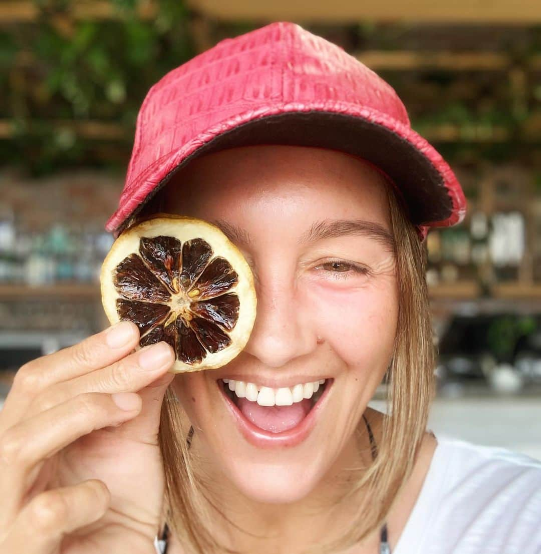 シャーニ・ヴィンソンのインスタグラム：「#MondayMadness 🍋🍹 @thedockmooloolaba   #happyhour #thedock #lunch #lemon #cocktails #smile #fun #fruit」