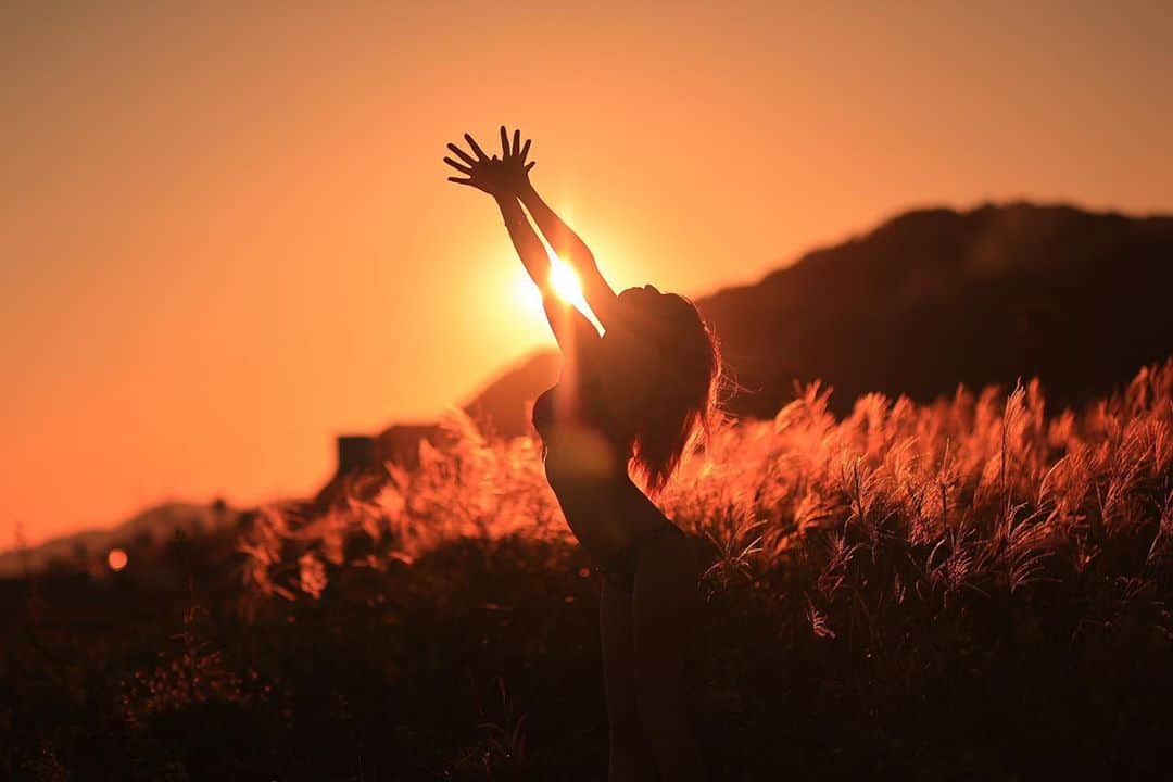 舘林佳史のインスタグラム：「昨日は秋の夕日でシルエット撮影して来ました🥰💕﻿ ﻿ ススキもキラキラ〜✨﻿ ﻿ 最高のインスタ映えでした❣️﻿ ﻿ ༚┈❁┈༚༝༝༚┈❁┈༚༝༝༚┈❁┈༚༝༝༚┈❁┈ ༚༝༝༚┈❁┈﻿ ﻿ 誰でも物語の主人公になれる﻿ ﻿ をキャッチコピーにドラマや映画﻿ 物語のワンシーンの様なDramaticStoryPhot﻿ と言う名前で活動作品作りをしています。﻿ ﻿ 大好評のドラマティックフォトのご依頼は﻿ このクオリティーで30000円〜(ほぼ諸経費)﻿ で受け賜わっています)^o^( ﻿ ﻿ 素敵な作品を一緒に作りたい！﻿ コラボレーションしたい 美容師・メイクアップアーティストさん ・服飾デザイナーさんクリエイターさんも随時募集中です✨﻿ ﻿ お姫様になりたい👸物語の主人公になってみませんか^ ^⁉︎﻿ ﻿ たった一枚の写真で人生が変わる‼️﻿ ﻿ ✨作品作り体験モデルに興味がある方 ドラマティックフォト依頼 撮影依頼 体験モデル募集①お名前②地域③年齢④身長⑤LINE ID⑥応募理由やお問い合わせ内容⑦最近の髪型スタイルの分かる写真をDM下さい✨📩﻿ ﻿ モデル宣材撮影 コンポジ Book作り プロフィール撮影 ブライダルフォト記念撮影 衣装レンタル 成人式 着物 ドレスロケーションフォト スチール サロンモデル撮影 写真集等撮影のご依頼何でもお気軽にお問い合わせDM下さい✨📩 ﻿ ﻿ ༚┈❁┈༚༝༝༚┈❁┈༚༝༝༚┈❁┈༚༝༝༚┈❁┈ ༚༝༝༚┈❁┈ ﻿ ﻿ 【掲載モデル個撮紹介】﻿ ﻿ 掲載モデルを撮ってみたいと思った事はありませんか^ ^⁉️﻿ ﻿ 掲載モデルさんをAilinQにてご紹介出来るようになりました❣️﻿ ﻿ 個撮紹介﻿ @AilinQ﻿ ﻿ ✅ポートレート撮影をやってみたいけどモデルモデルが見つからない。﻿ ✅モデルと一対一でポートレート撮影したい。﻿ ✅撮影会だと撮りたい構図の写真が撮れない。﻿ ✅モデル2人でツイン撮影したい。﻿ ✅友達のカメラマンと一緒にモデルを撮りたい。﻿ ✅モデルとメイクさんを呼んで作品作りをしたい。﻿ ✅スタジオで個撮したい。﻿ ✅海や山で撮影したい。﻿ ✅水着撮影したい。﻿ ✅仕事帰りに撮影したい。﻿ ✅夜景やネオンで撮りたい。﻿ ✅フォトコンにチャレンジしたい。﻿ ✅美容院スタイリストの作品作りコンテストモデル探しや撮影をしたい。カメラマンも探している。﻿ ✅プロのフォトグラファーを 目指している。﻿ ✅プロのカメラマンと同行してもらって勉強したい。﻿ ✅自分の都合の良い日や時間に合わせて撮影がしたい。﻿ ﻿ ༚┈❁┈༚༝༝༚┈❁┈༚༝༝༚┈❁┈༚༝༝༚┈❁┈ ༚༝༝༚┈❁┈﻿ ﻿ 【掲載モデルの個人撮影依頼】﻿ ﻿ お問い合わせは以下の内容を記入しDM 📩﻿ 又はLINE下さい ID510661(舘林佳史)﻿ ﻿ お取り次ぎ致します❣️﻿ ﻿ 件名《個撮モデルお問い合わせ》﻿ ⚫︎氏名:﻿ ⚫︎年齢:﻿ ⚫︎連絡先:﻿ ⚫︎メールアドレス:﻿ ⚫︎カメラ歴: 年﻿ ⚫︎希望モデル名:﻿ ⚫︎希望日:﻿ ⚫︎希望時間:﻿ ⚫︎希望集合場所:  駅や施設名﻿ ⚫︎希望撮影地: 湘南  鎌倉 横浜 ○○公園 等﻿ ⚫︎移動手段: 徒歩  車﻿ ⚫︎希望衣装: ドレス・ロングスカート・ミニスカート・ワンピース・普段着・カジュアル・ショーパン・お任せ・着物・その他﻿ ⚫︎衣装(モデルさんに持って来て欲しい・自分で用意したい)﻿ ﻿ ﻿ ༚┈❁┈༚༝༝༚┈❁┈༚༝༝༚┈❁┈༚༝༝༚┈❁┈ ༚༝༝༚┈❁┈ ﻿ ﻿ ◆撮影料金﻿ ﻿ 基本撮影時間:3時間(休憩時間移動込み)﻿ 15000円﻿ ⚫︎延長:1時間ごとに5000円﻿ ﻿ ༚┈❁┈༚༝༝༚┈❁┈༚༝༝༚┈❁┈༚༝༝༚┈❁┈ ༚༝༝༚┈❁┈ . ．﻿ ﻿ #夕日#夕陽#シルエット #ススキ#水着#model#photo#カメラマン#ロケーションフォト#ロケ撮影#カメラマン#photographer#モデル募集#ポートレートモデル募集#スナップ撮影#ポートレート部#写真#カメラ﻿ #portrait #portrait_star #jj_allportraits #tv_soul #tv_people #phototag_peop﻿ le #rsa_portraits #portmood #bestphotogram_portraits ﻿ #fix_studio#heart_soul_portrait #東京カメラ部﻿」