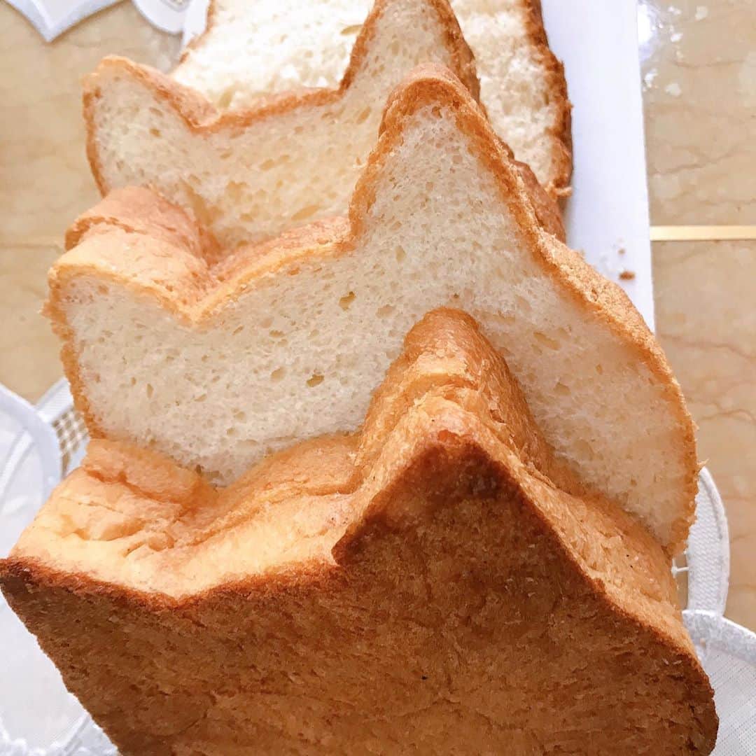 亜羽音さんのインスタグラム写真 - (亜羽音Instagram)「昨日いただいたねこ食パン🍞を食べました！ 形可愛い😍  #ねこねこ食パン #猫のパン  #パン #朝ご飯 #猫」10月26日 10時03分 - ahanechan