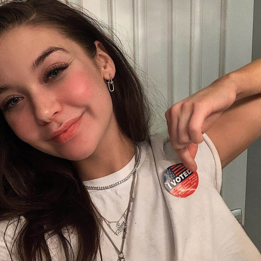 アマンダ・スティールのインスタグラム：「GO VOTE!!!! #ivoted ❤️🤍💙」