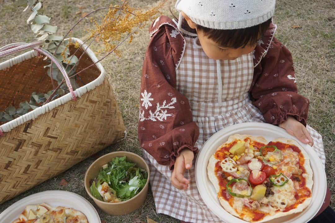 鈴木あすなのインスタグラム：「子ども料理教室10月。 . 今月の子どもクラスは、親子で　#ペアクック 企画でした♡ . 学びのテーマはチーズ🧀いろんな種類のチーズを味見。娘はブルーチーズも大好物...🥺 . いつもは子どもだけだけど、お母さんやお父さんがいるとみんなの姿勢がまた違って面白かったな。 . なかなか家でゆっくり子どもとお料理出来ないからいい機会になりました。 . わたしは娘と2日目に参加。天気が良かったので、作ったピザを持ってピクニック。 . アトリエ前の久屋大通パークはもはや庭のように使っています。笑 . 今月も素敵な思い出が出来ました♡ . 来月のテーマは「麹(こうじ)」です。 11/28.29を予定していて、11/1夜10:00より募集開始となります。 . @takaekagawa ありがとう♡ . #久屋大通パーク#久屋大通パークカフェ #久屋大通パーク近く#アトリエtablefor #子ども料理教室#子供料理教室名古屋#名古屋料理教室#管理栄養士#料理研究家」