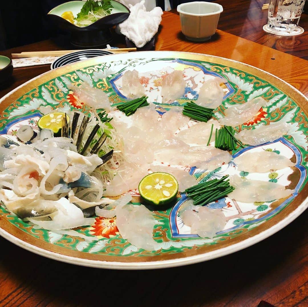 藤川球児さんのインスタグラム写真 - (藤川球児Instagram)「#博多相撲茶屋大塚　さん  良き思い出！ 声の主は誰でしょう？  昨年のとある食事です^_^  フグは、怒ると本当にふくれるんだって😂刺激をいれてるのはお店の大将です。 超美味しかったです😝 #kyuji22  #ふぐ料理」10月26日 10時15分 - fujikawa_kyuji22