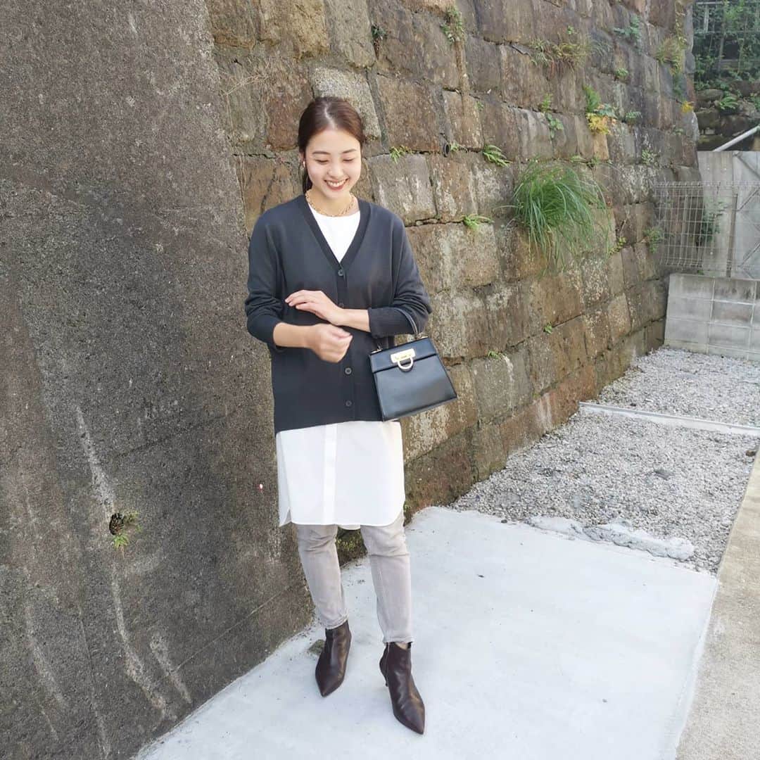 ayaka8880のインスタグラム：「. . 久々にお洋服📸 . コーデの中にずっと欲しかったものが1つ。 . @lephil_official のsolotex コンビブラウス。 . タンクトップなので上にレイヤードしても腕周りがモサモサしない。色んなトップスの下にするりとかませられるので、年中着れてこんなコスパ良い服ないと再販待っていました✨ . 詳しくは明日までにブログに綴りたいと思います✒ . . #ルフィル #コス #スピックアンドスパン  #フェラガモ #アドーアビジュー」