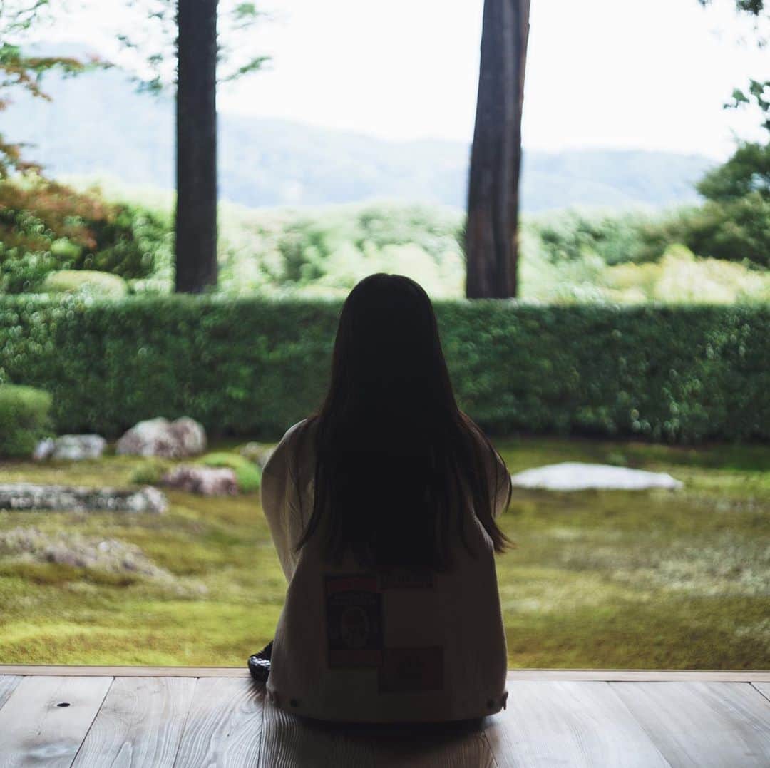 市川渚のインスタグラム：「📍Entsuji Temple﻿, Kyoto ﻿ ﻿ 京都に行くと欠かさず伺う、圓通寺。アクセスがあまり良くないからか、人も少なく、開放感あふれる借景庭園でぼんやりと過ごす贅沢な時間がたまらないのだ。来月には紅葉に包まれ、また違う景色を堪能させてくれるであろう🍁﻿ ﻿ #entsuji#圓通寺#円通寺#entsujitemple#a7iii#leicasummicron5cm」