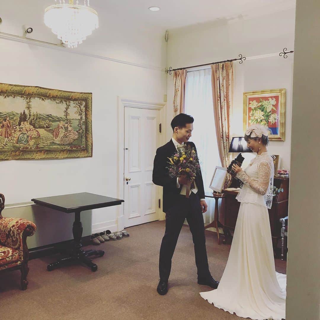 のインスタグラム：「＊ @sassoon_weddingplace ・ ・ 趣味がカメラの新婦さま。愛用のカメラもフォトのアイテムに＊ ・  フォト、挙式のみ、少人数、披露宴プランなどご希望にあわせたプランをご用意しています。資料請求はホーム画面より受付中＊ ・ コロナ禍で、ご結婚式に対する様々なお悩みなども、ご相談させていただいておりますので、お気軽にお問い合わせくださいね。  #サッスーン邸 #神戸北野サッスーン邸 #神戸結婚式 #北野結婚式 #北野異人館 #関西結婚式場 #結婚式準備 #花嫁準備 #プレ花嫁 #貸切ウエディング #神戸花嫁 #異人館ウェディング #ナチュラルウェディング #異人館 #歴史的建造物 #アンティークウェディング #邸宅ウェディング #桜#北野異人館 #ウェディングパーティー #桜ウェディング #ゲストハウスウェディング #神戸デート#ブライダルフェア」