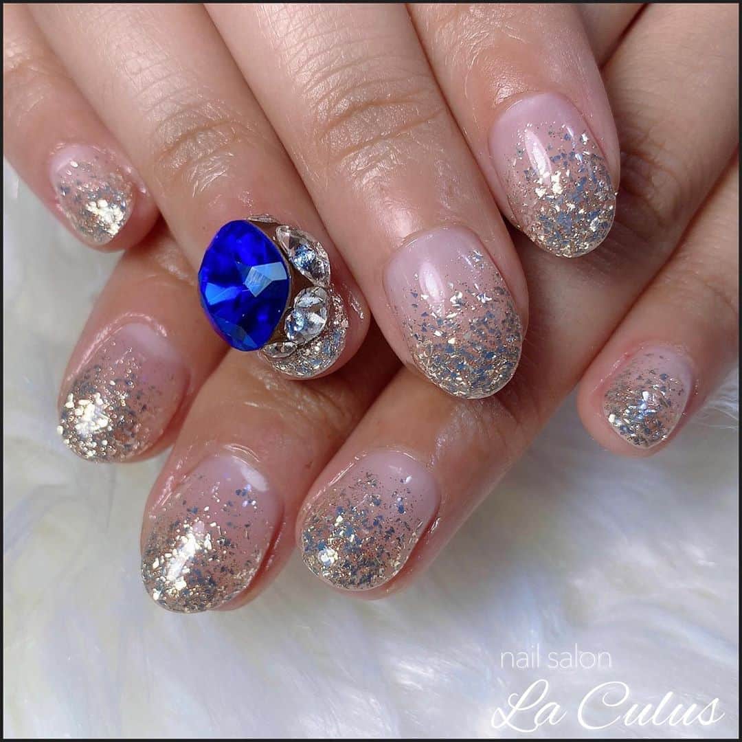 Mihoさんのインスタグラム写真 - (MihoInstagram)「nails. . . #ミセスアースジャパン に出場するための特別なビジューネイル💙  ドレスがブルーだから、爪にもブルーのビッグビジューをつけたよ💙💙💙 . . ◆オフ込み1.5時間 ◆丁寧ケア付き ◆1ヶ月以内のご来店で¥500-引き (キャンペーンデザインは適用外) . . . 🔸　#ルビケイト導入サロン　🔸 カビ・菌から塗り爪を守り、グリーンネイル(バクテリアルネイル)の予防ができる、ルビケイト🦠🤛✨ 追加料金無しで、全てのお客様に使用しております♡ 繰り返しグリーンネイルになってしまう方や、"グリーンネイル"と言われ他店で施術を断られてしまった方も施術が可能です💅 お悩みの方は、一度ご相談ください🧡  #laculus  #フィルインサロン　#スターギャラクシー  . #ネイル #ジェル #ジェルネイル #ネイルアート #ネイルサロン #ネイルデザイン #三宮フィルイン #秋ネイル  #グリーンネイル対策#ネイルチップ #フィルイン#グリーンネイル #神戸 #三宮 #神戸元町 #大阪 #神戸ネイル #神戸ネイルサロン #三宮ネイルサロン #三宮ネイル . #nail #nails #nailart #beauty #kawaii」10月26日 10時29分 - la.source_nail