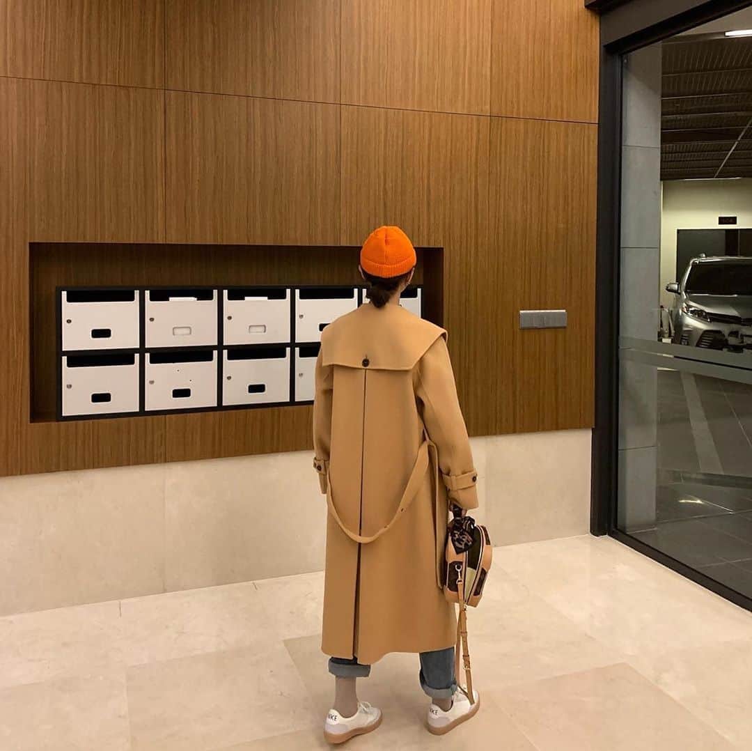 イム・ジヒョンさんのインスタグラム写真 - (イム・ジヒョンInstagram)「블리님들! 요 프리미엄울 90👍🏻 세일러카라 핸드메이드 코트 업뎃완료 입니다😃🤎 아주 귀여우면서도 사랑스러우면서도 얼굴이 작아보이는 효과가 있어요!😉👍🏻👍🏻👍🏻」10月26日 10時36分 - imvely_jihyun