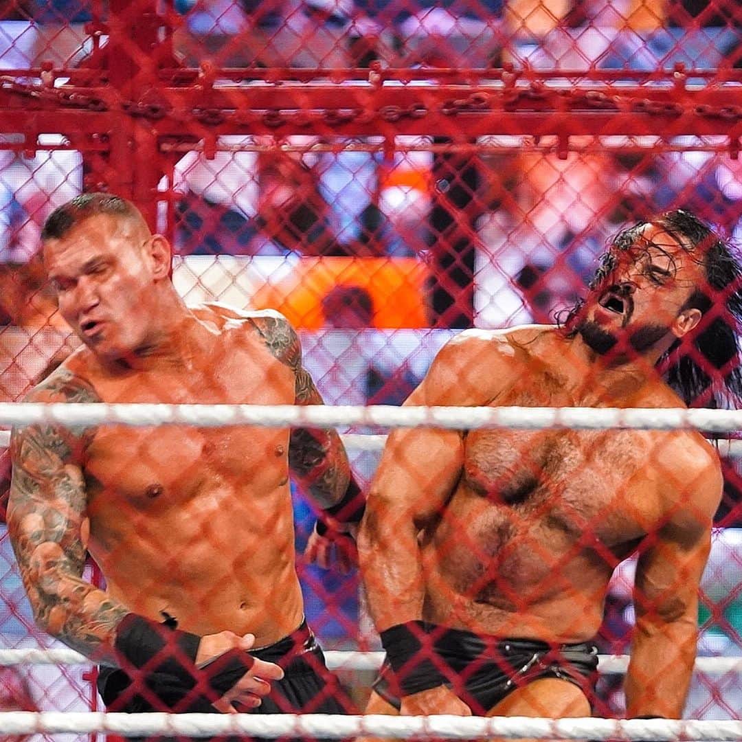 WWEさんのインスタグラム写真 - (WWEInstagram)「Tonight’s Main Event started off 🔥! @dmcintyrewwe and @randyorton aren’t playing by anyone’s rules... they’re here to tear each other apart.  #HIAC」10月26日 10時30分 - wwe