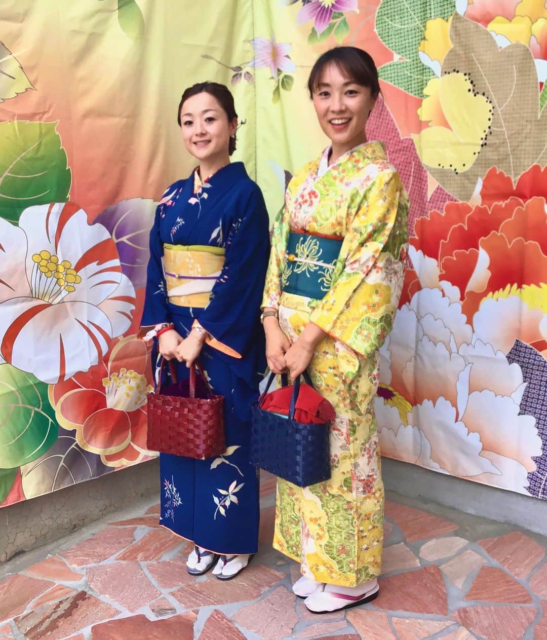 金沢着物レンタルshop心結〜kokoyui〜のインスタグラム：「絹のお着物は古典的で金沢らしくおすすめのお着物です👘🍃 . とっても素敵ですね😃💕 . ⚫︎金沢駅前 着物レンタル心結(ここゆい)  ⚫︎営業時間 : 9:00〜18:00 ⚫︎address : 金沢市本町1-3-39 ⚫︎tell : 076-221-7799 ⚫︎金沢駅から徒歩5分  ⚫︎コインパーキング補助あり  心結の着物一覧▶@kokoyui_kimono 振袖や袴はこちら▶@kokoyui_furisode 七五三やお子さんの着物はこちら▶@kokoyui753 . #着物ヘア #ヘアセット #和服 #着物 #着物コーディネート #きもの #着物女子 #着物男子」