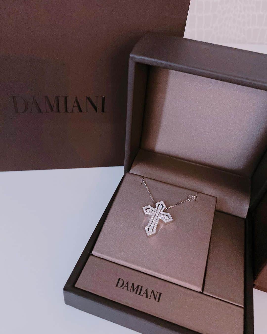 森下悠里さんのインスタグラム写真 - (森下悠里Instagram)「@damianiofficial  旦那さんから💓 お土産みたいにいつもサラッと 🎁💐してくれます - - 娘にも引き継げるように 大事に使うね💓 - #damiani #accessory #necklace #💎」10月26日 10時32分 - yuurimorishita