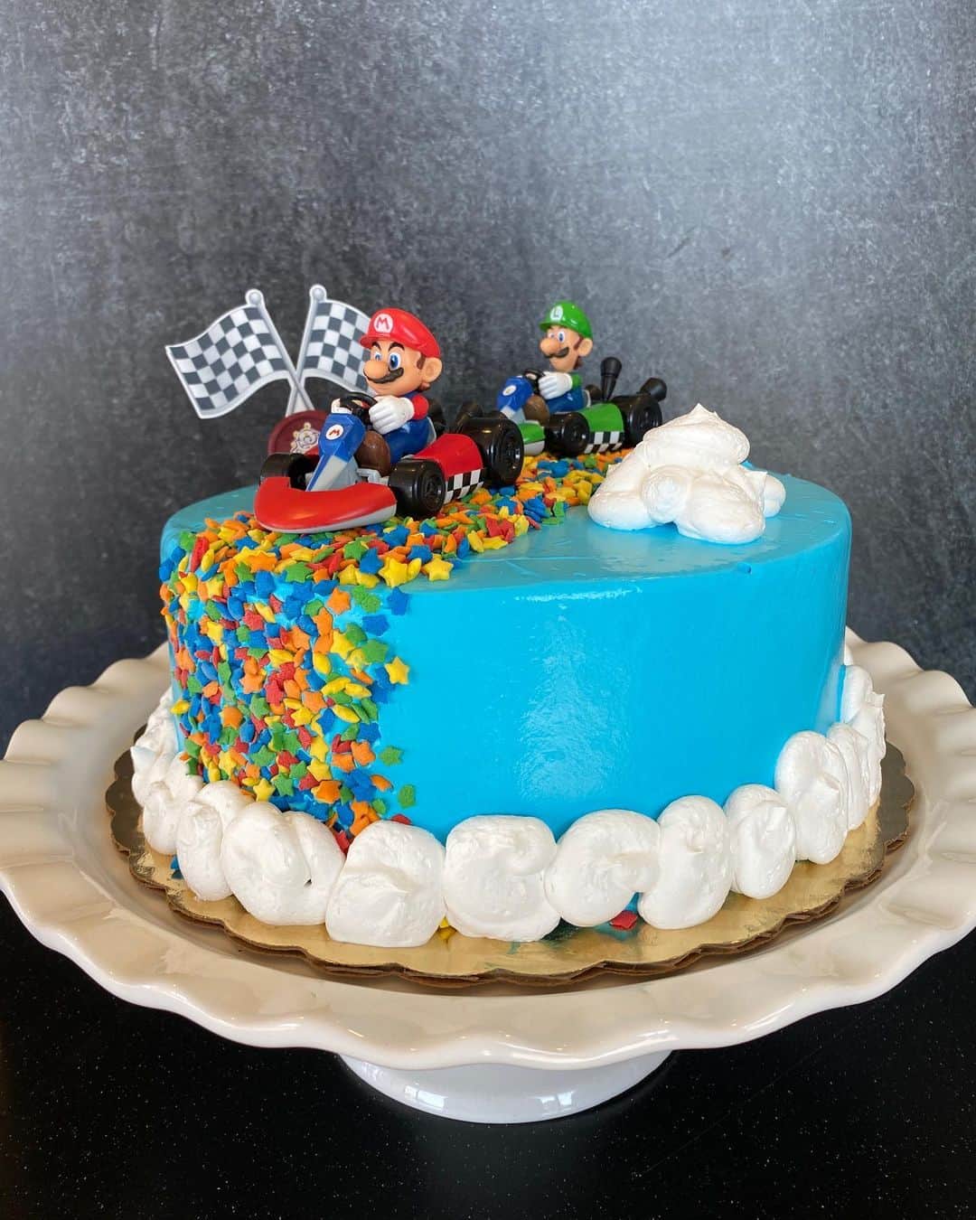 コールド・ストーン・クリーマリーのインスタグラム：「Rainbow Road Rally Cake is only here for a limited time! Get your hands on one today.」