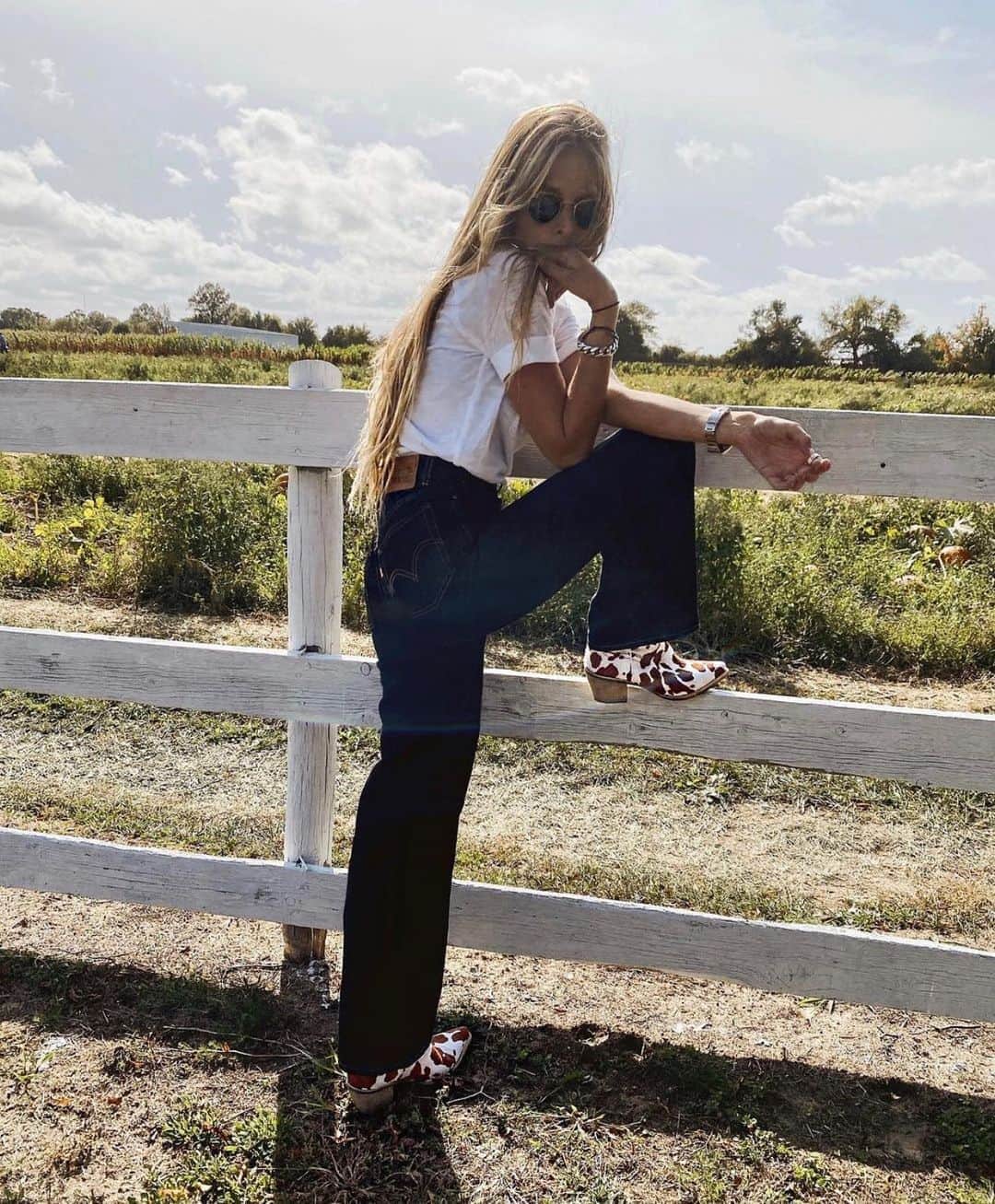 のインスタグラム：「Ending the weekend with a leg up on the week 💙」
